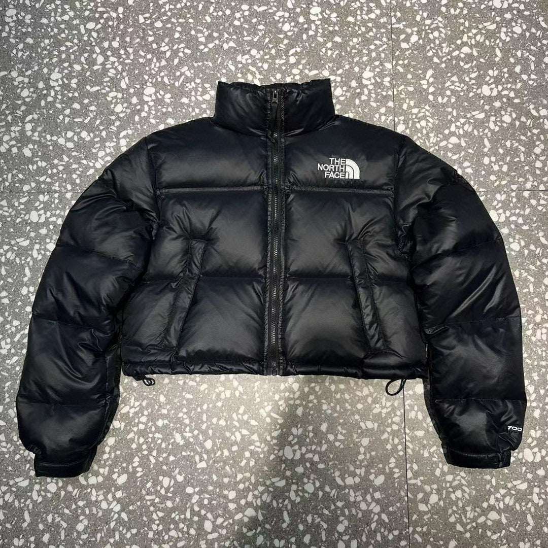 Schwarze, weiße und rote Jacke
