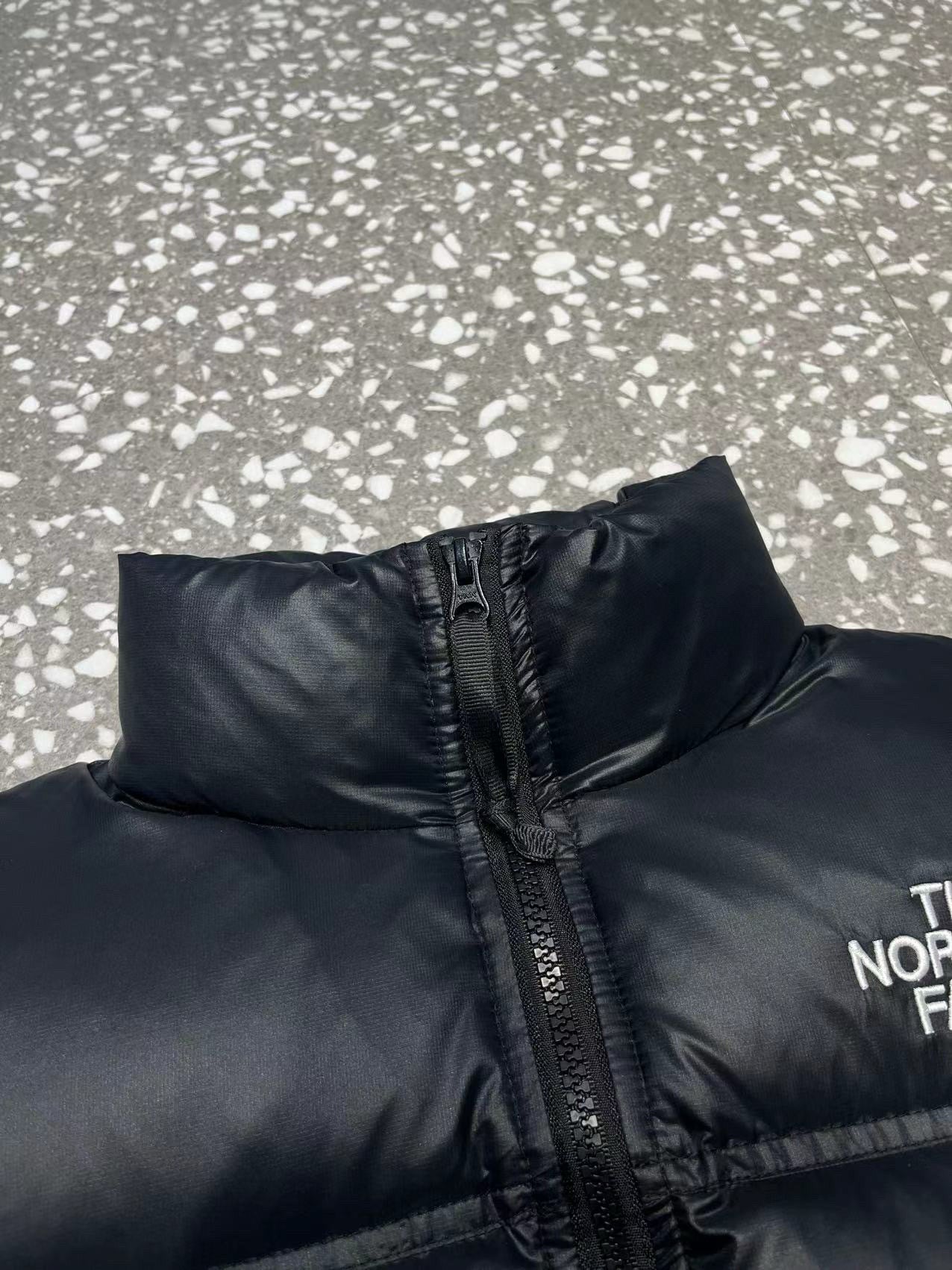 Schwarze, weiße und rote Jacke