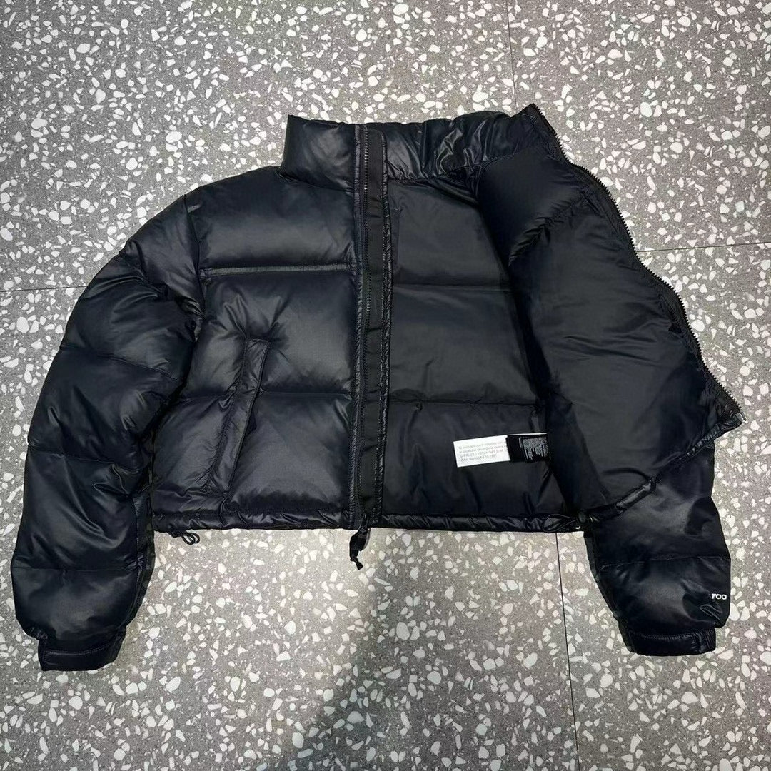 Schwarze, weiße und rote Jacke