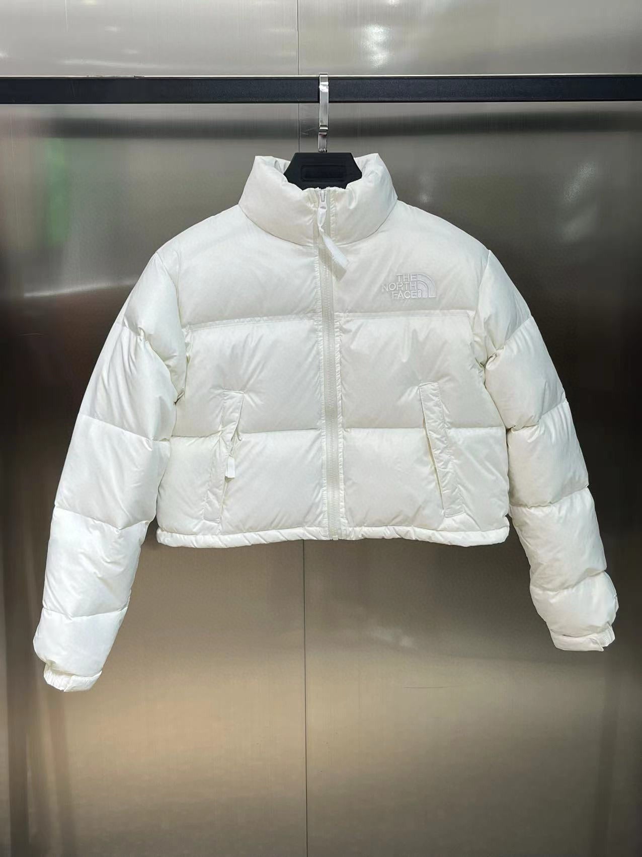 Schwarze, weiße und rote Jacke