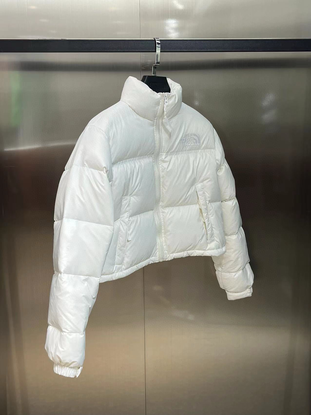 Schwarze, weiße und rote Jacke
