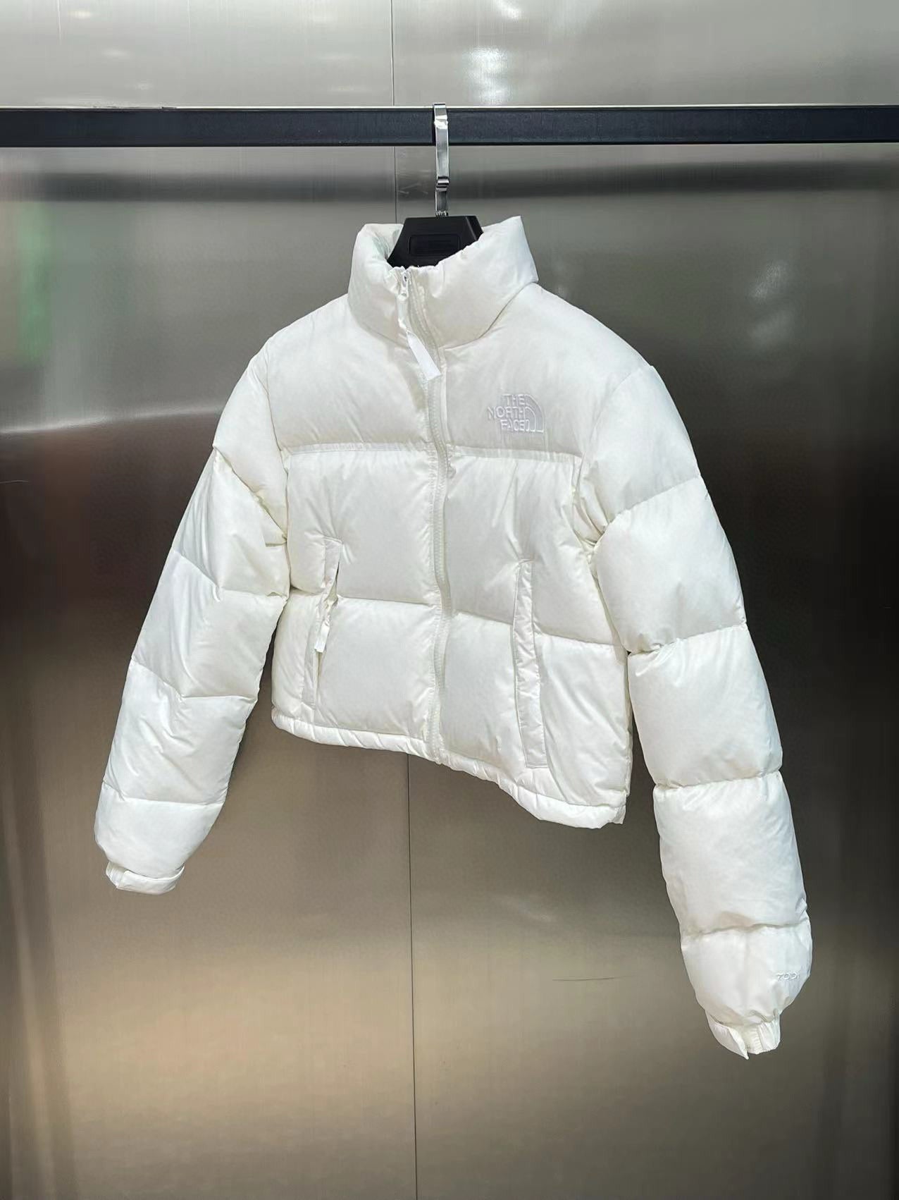 Schwarze, weiße und rote Jacke