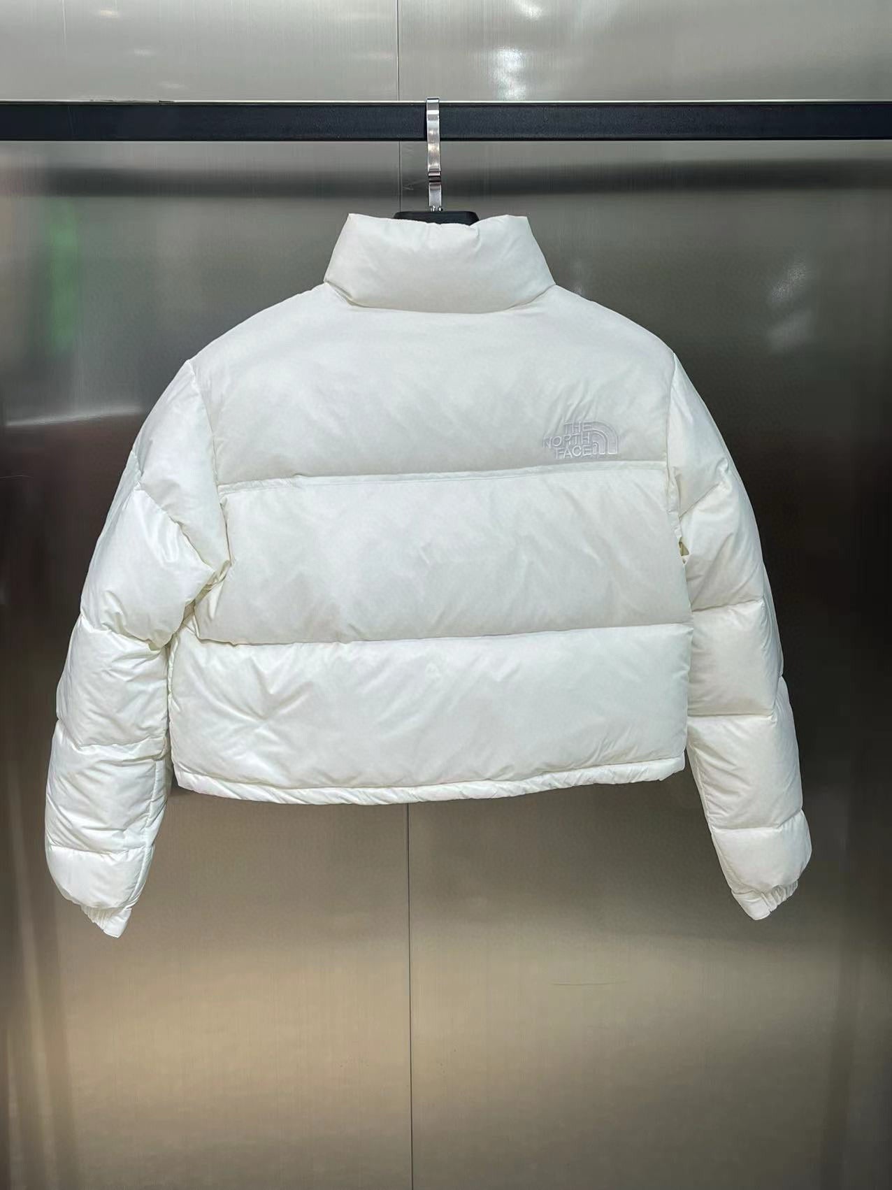 Schwarze, weiße und rote Jacke