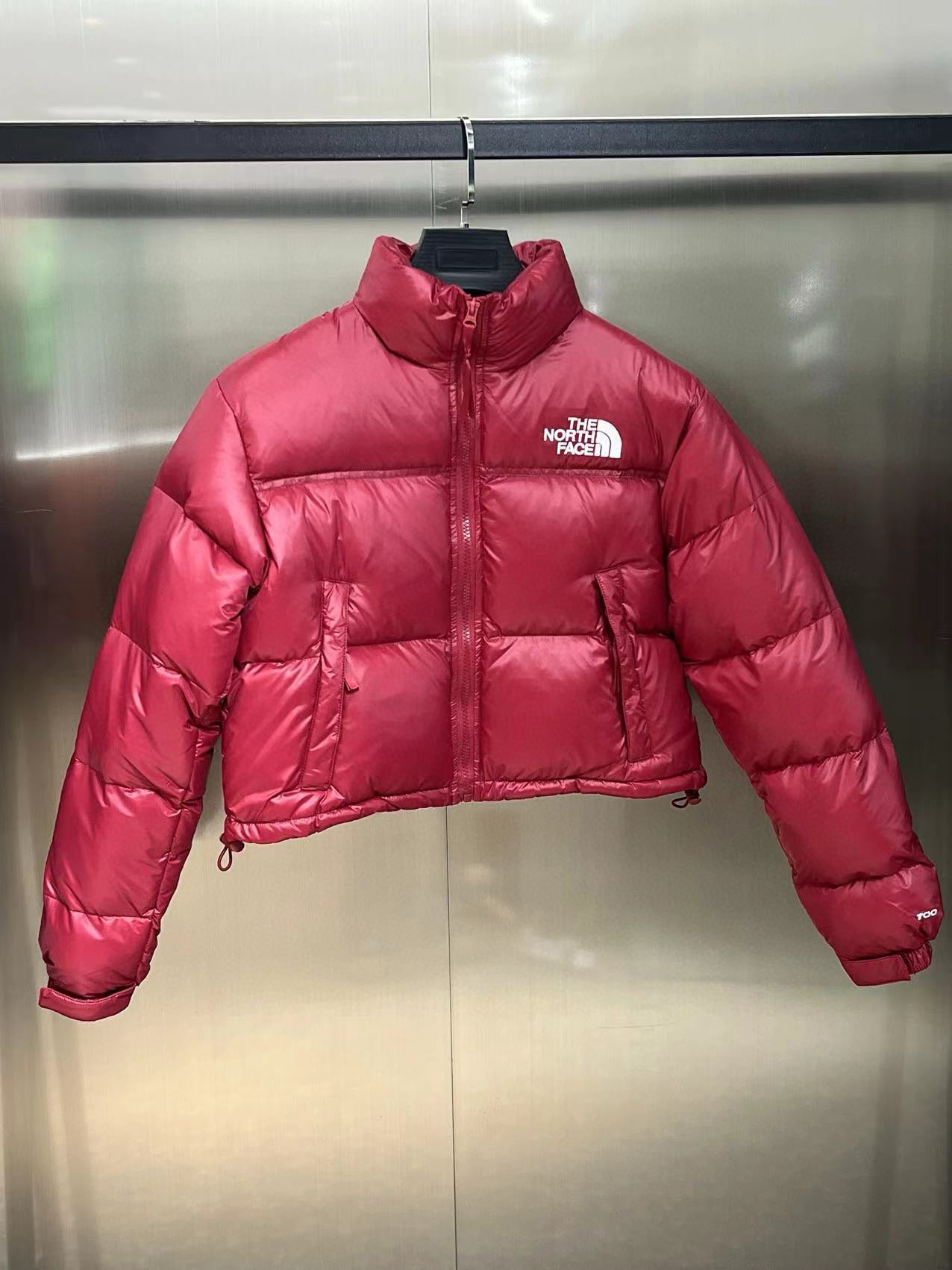 Schwarze, weiße und rote Jacke