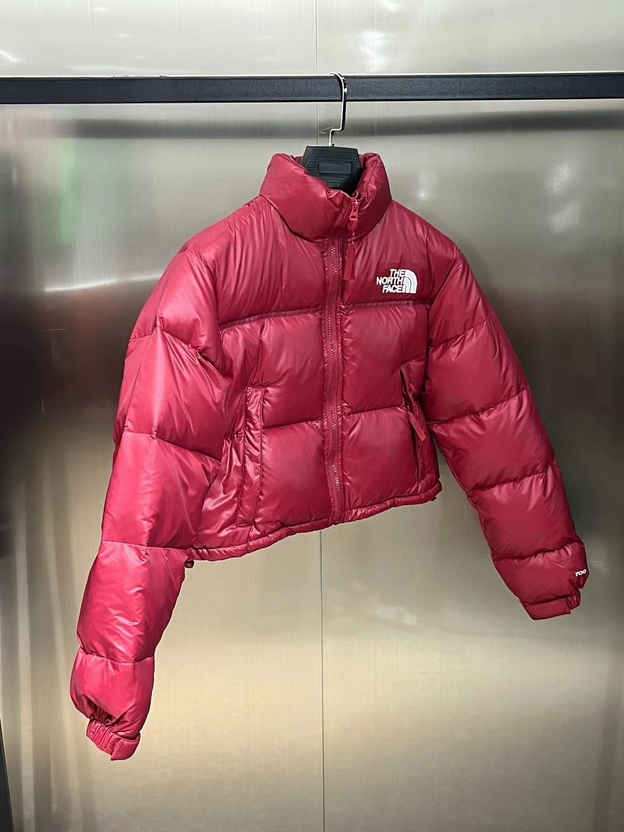 Schwarze, weiße und rote Jacke
