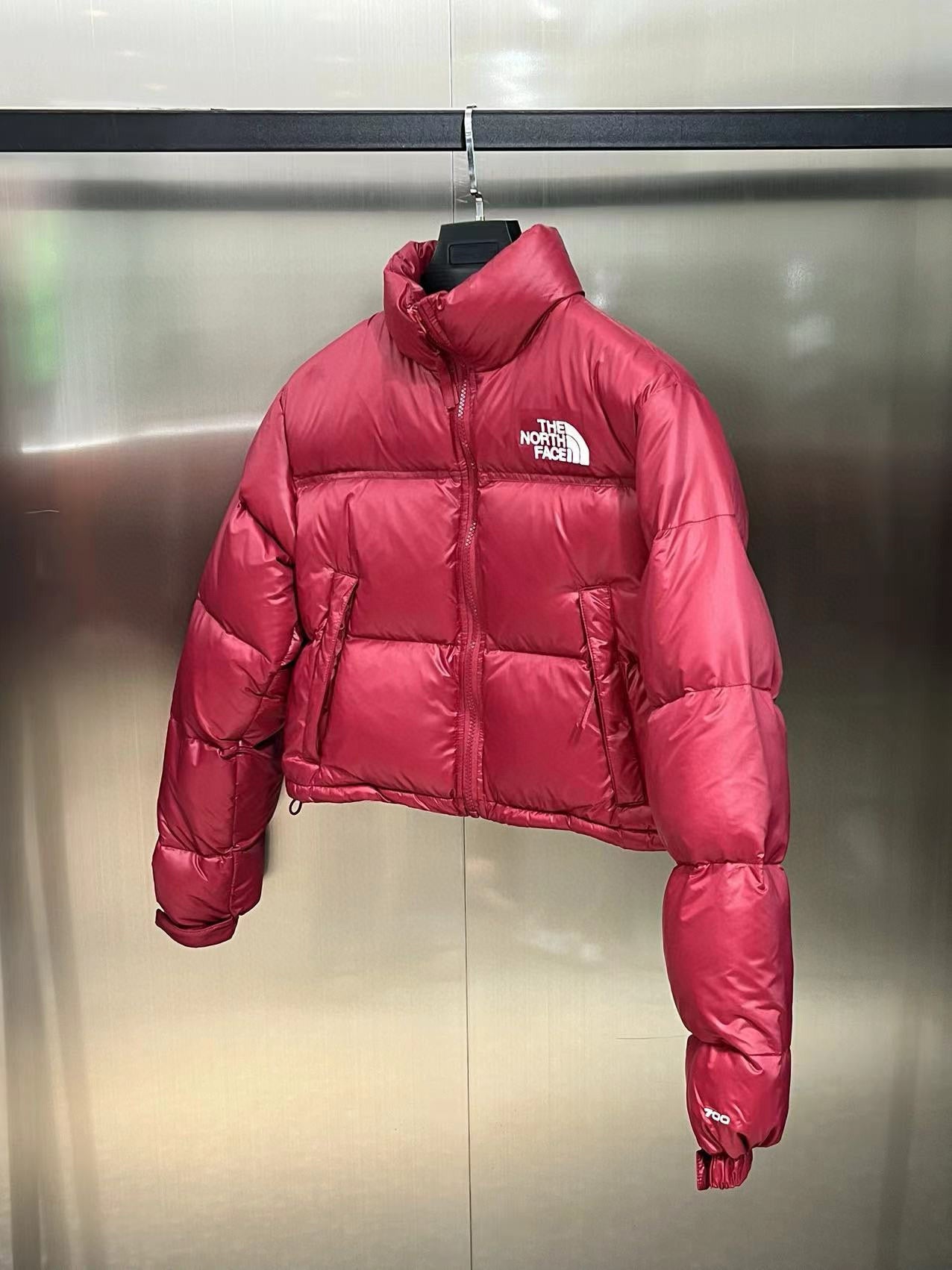 Schwarze, weiße und rote Jacke