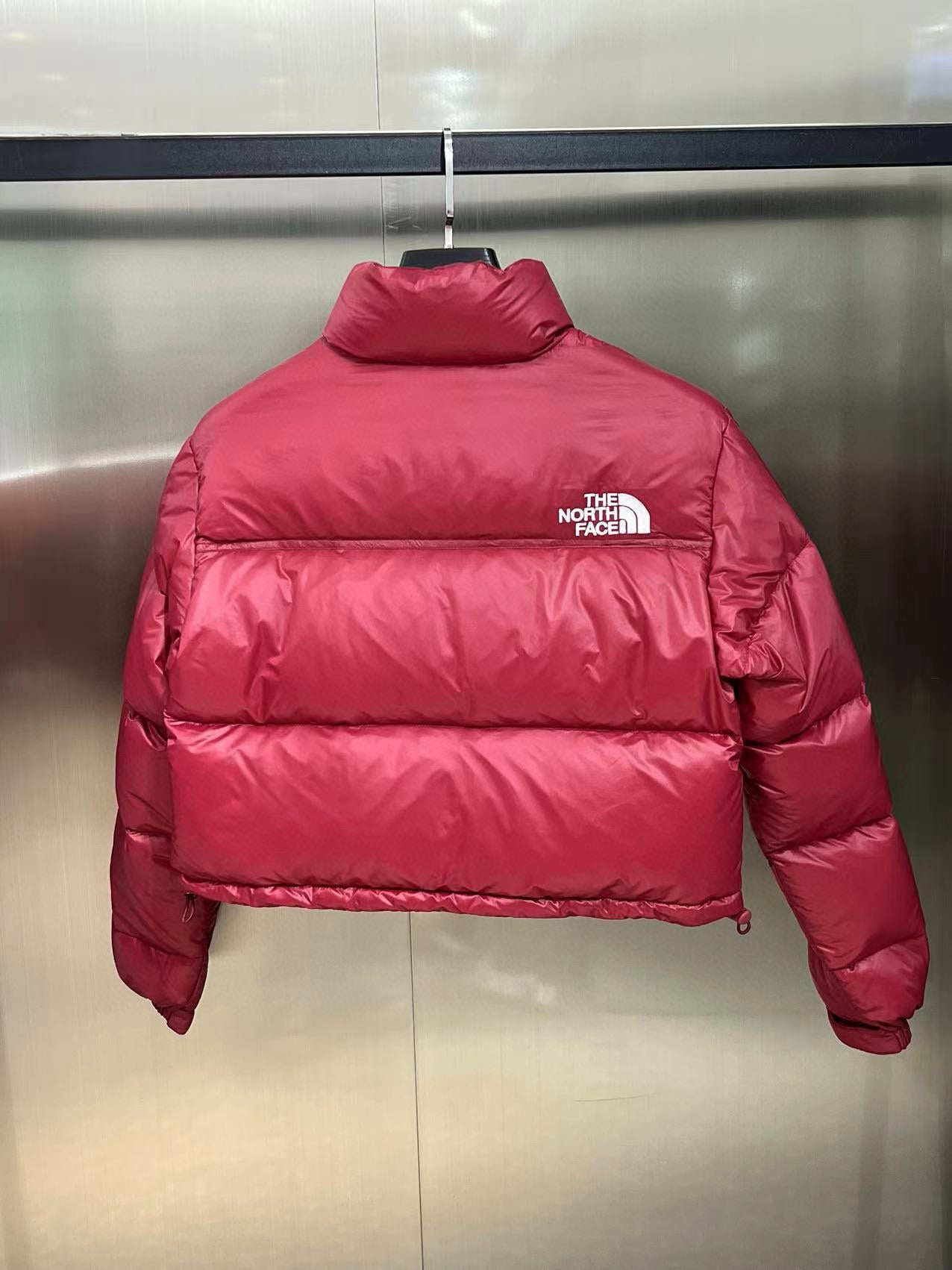 Schwarze, weiße und rote Jacke