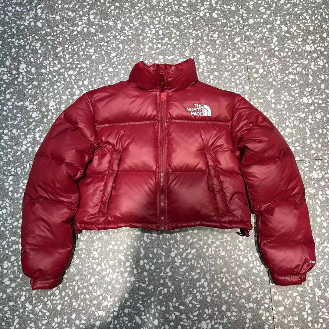 Schwarze, weiße und rote Jacke