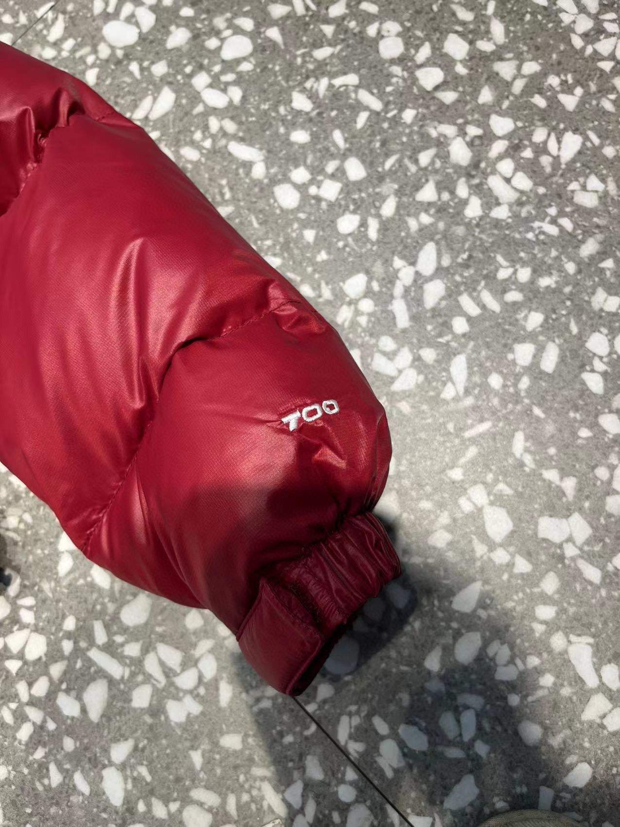 Schwarze, weiße und rote Jacke