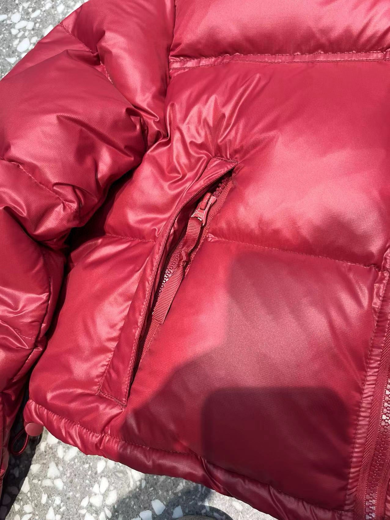 Schwarze, weiße und rote Jacke