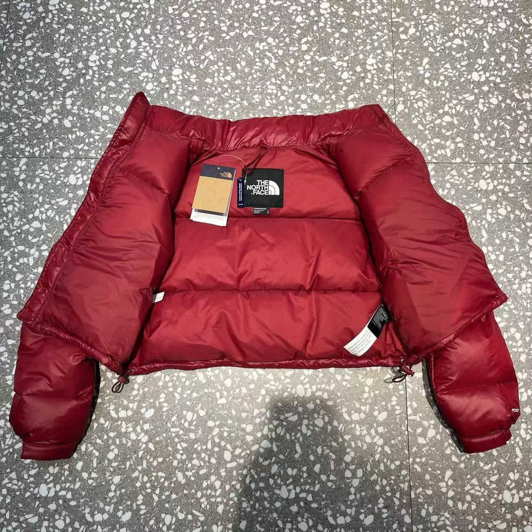 Schwarze, weiße und rote Jacke