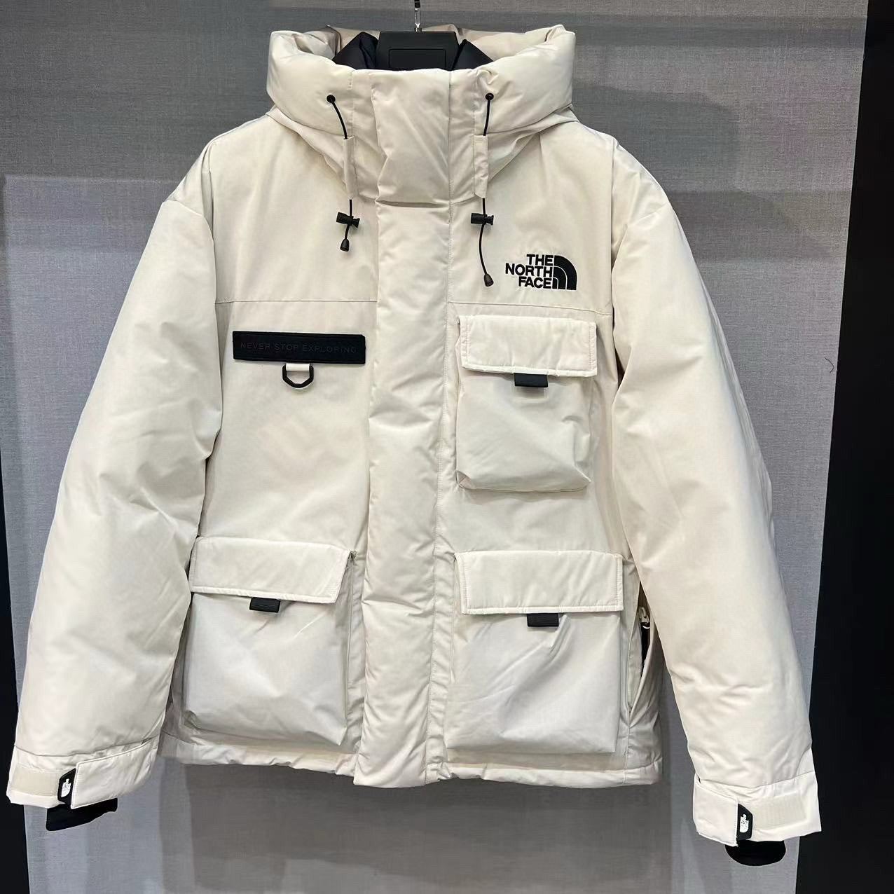 Schwarze und rote Jacke