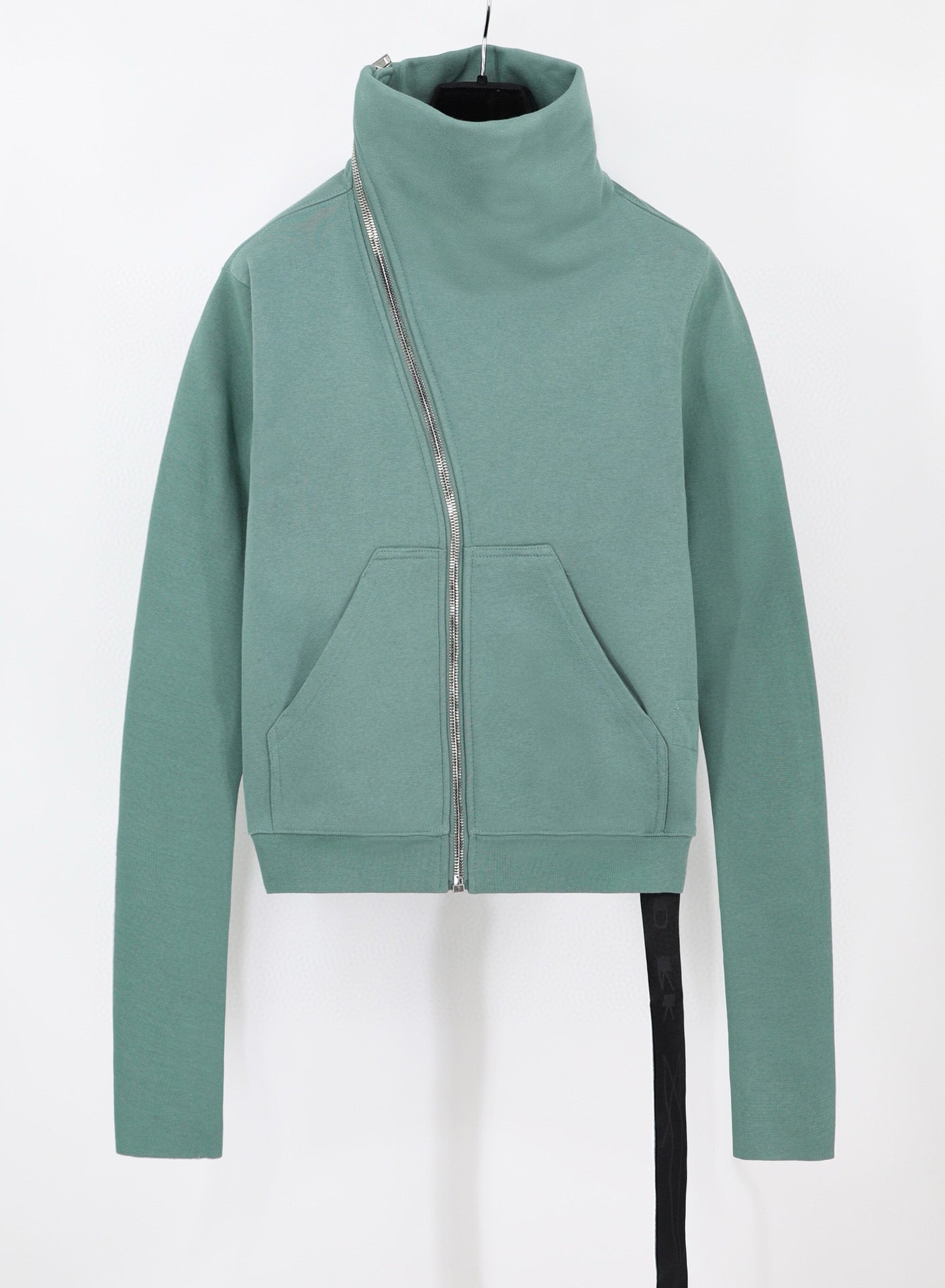 Schwarze, blaue und graue Jacke