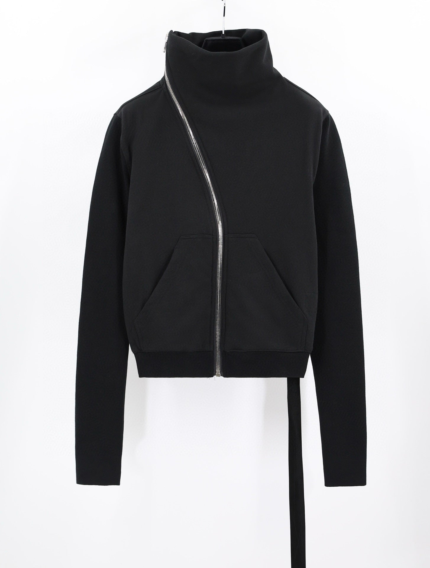 Schwarze, blaue und graue Jacke