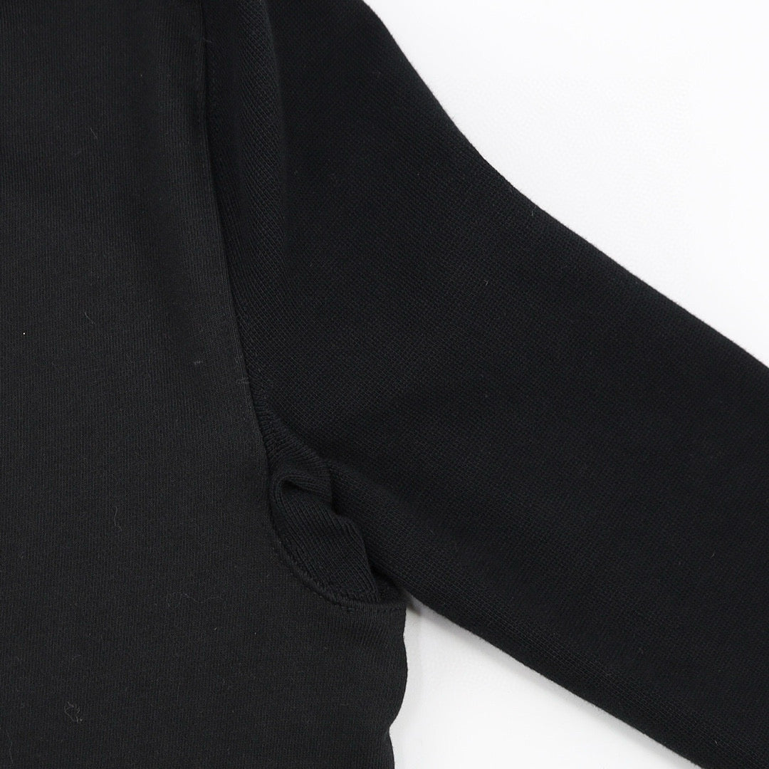 Schwarze, blaue und graue Jacke