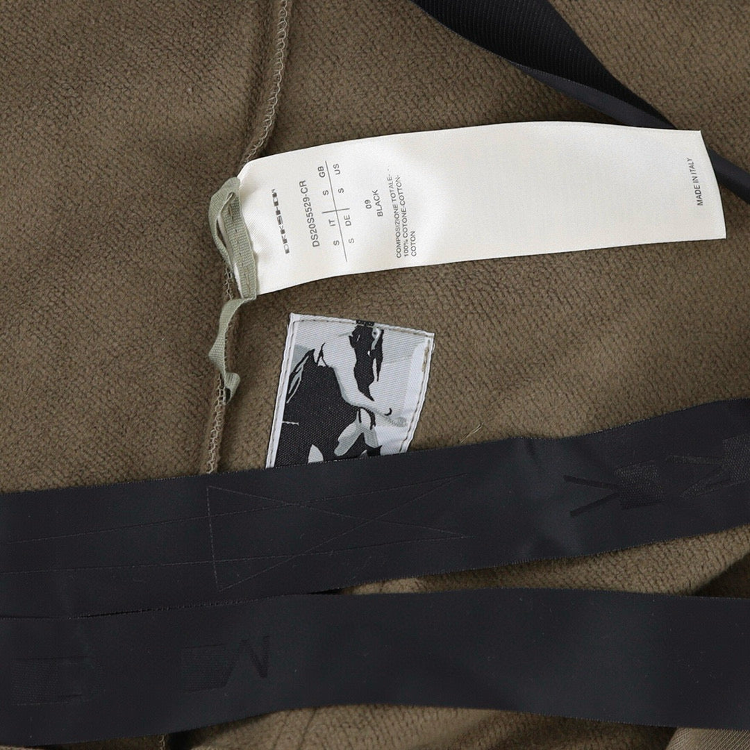 Schwarze, blaue und graue Jacke