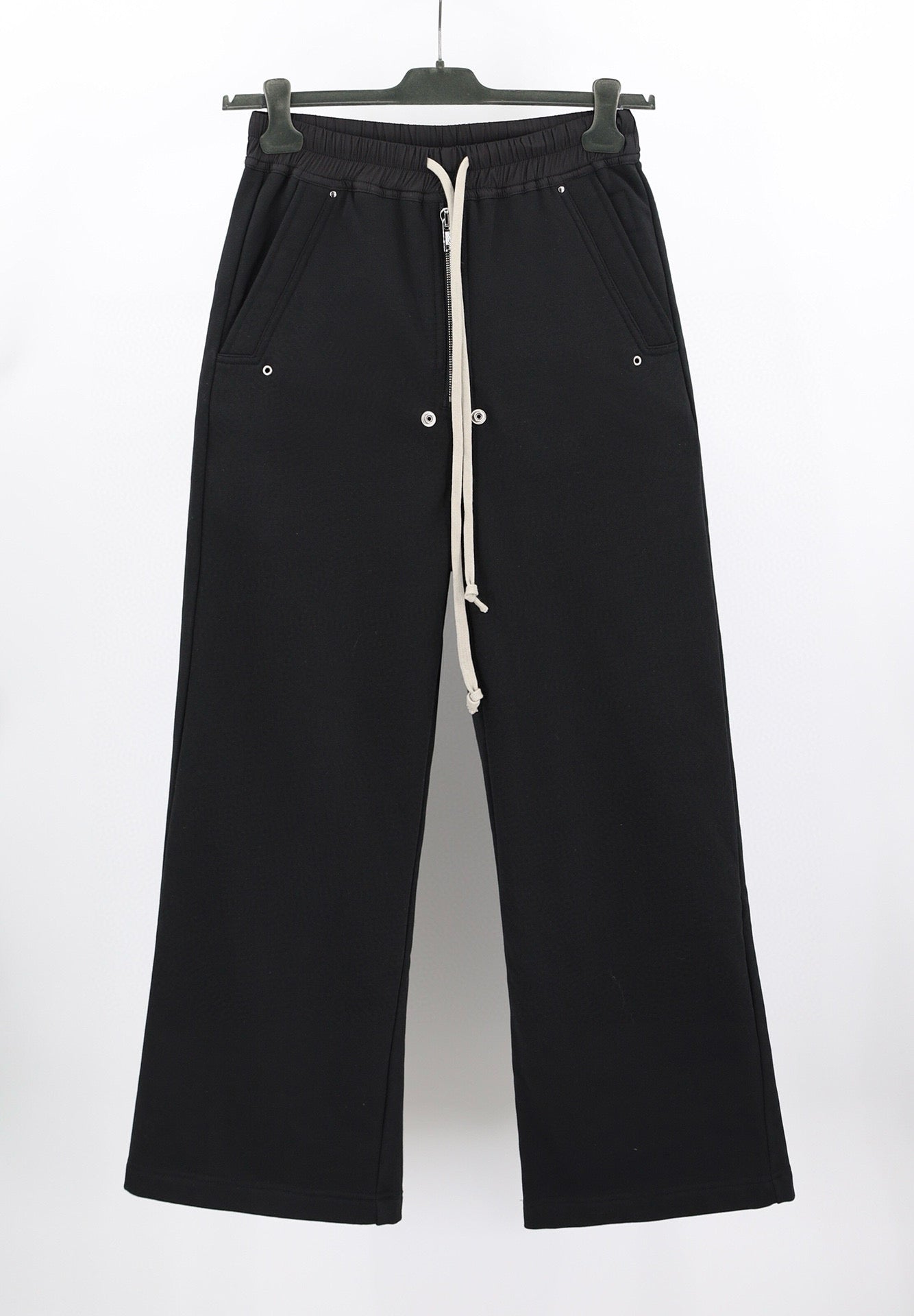 Schwarze und graue Hose