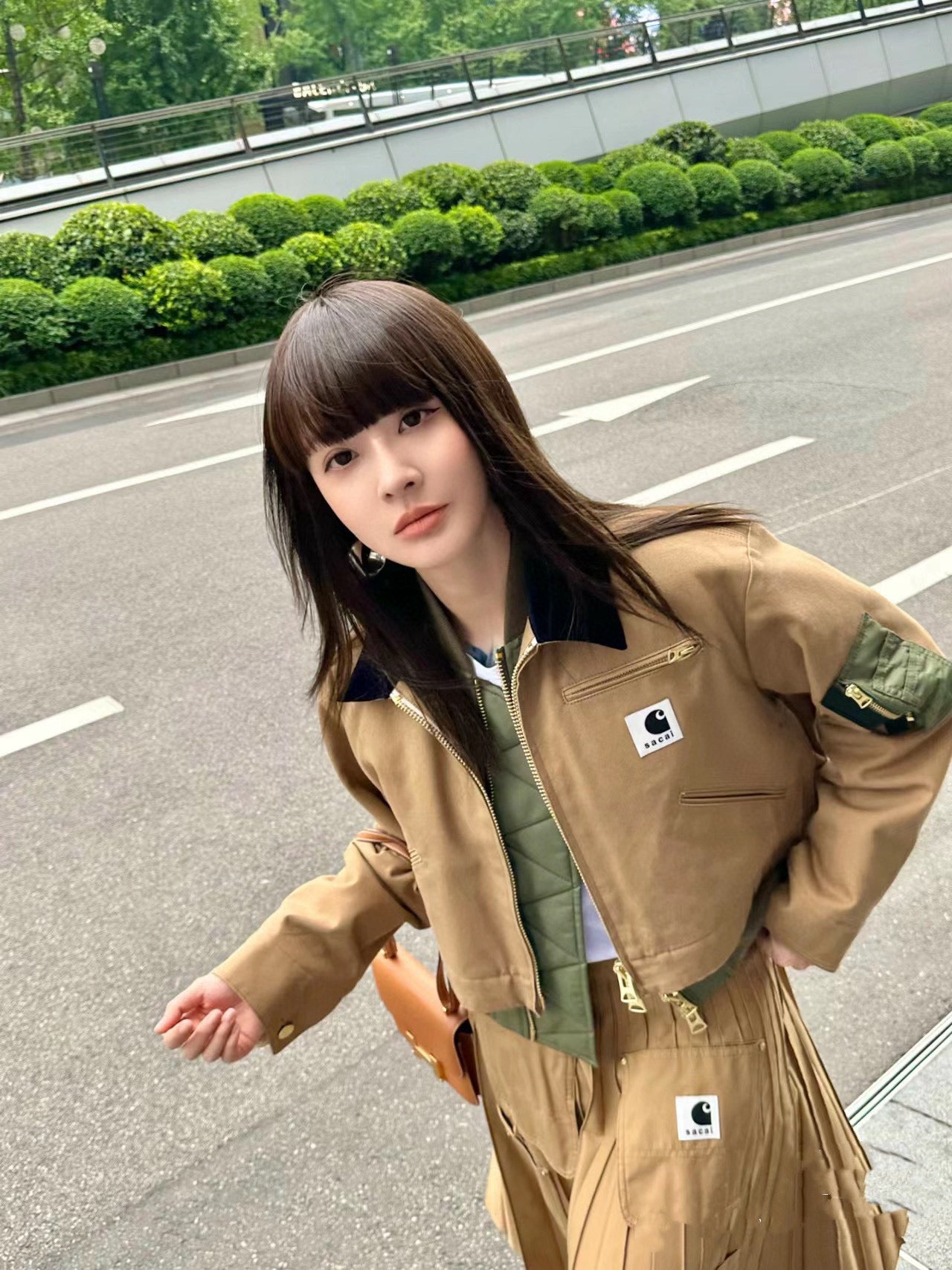 Jacke in Schwarz, Khaki und Hellblau