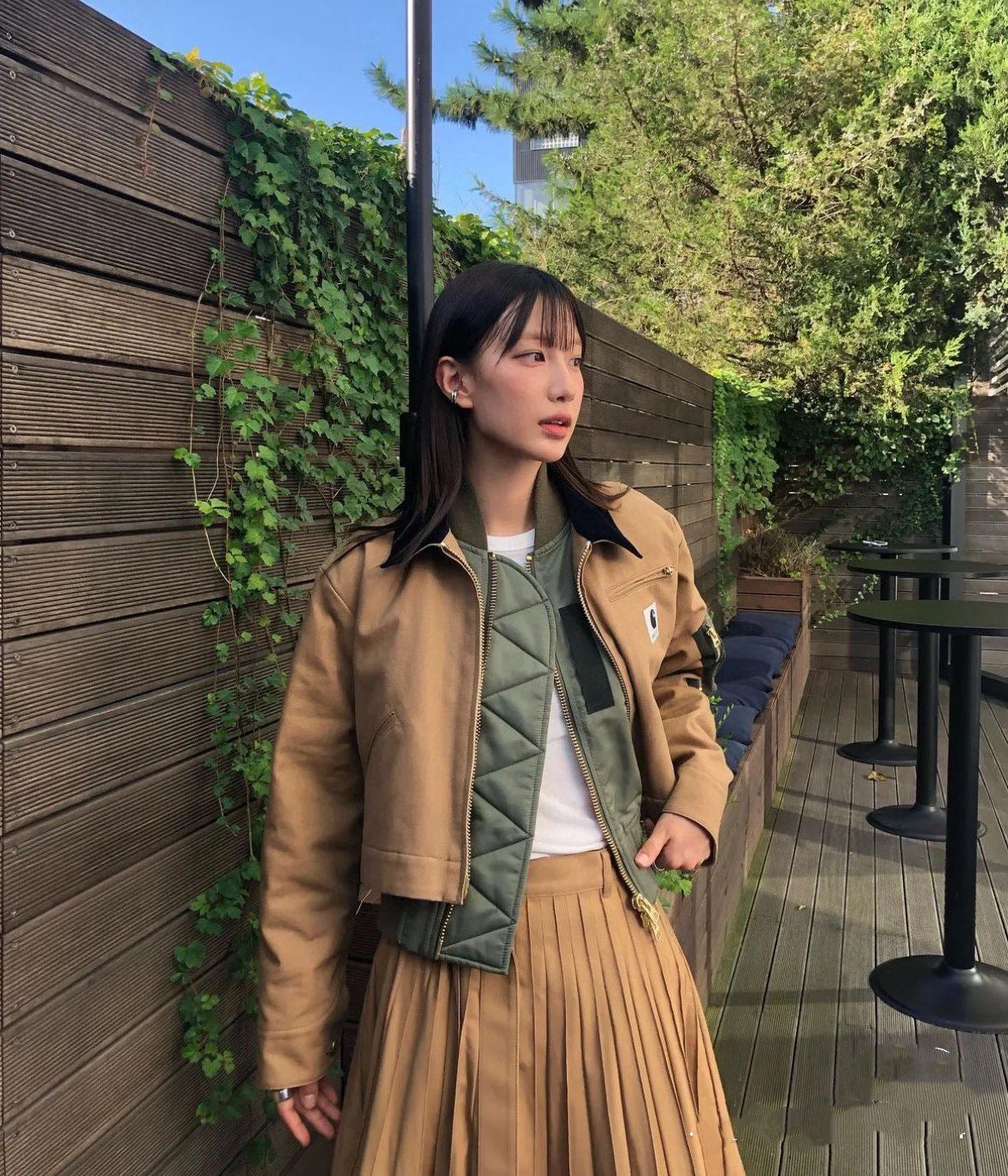Jacke in Schwarz, Khaki und Hellblau
