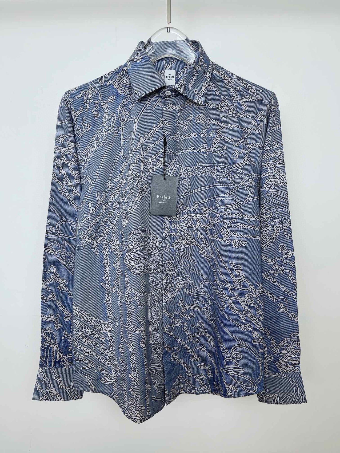 Camisa azul claro y gris