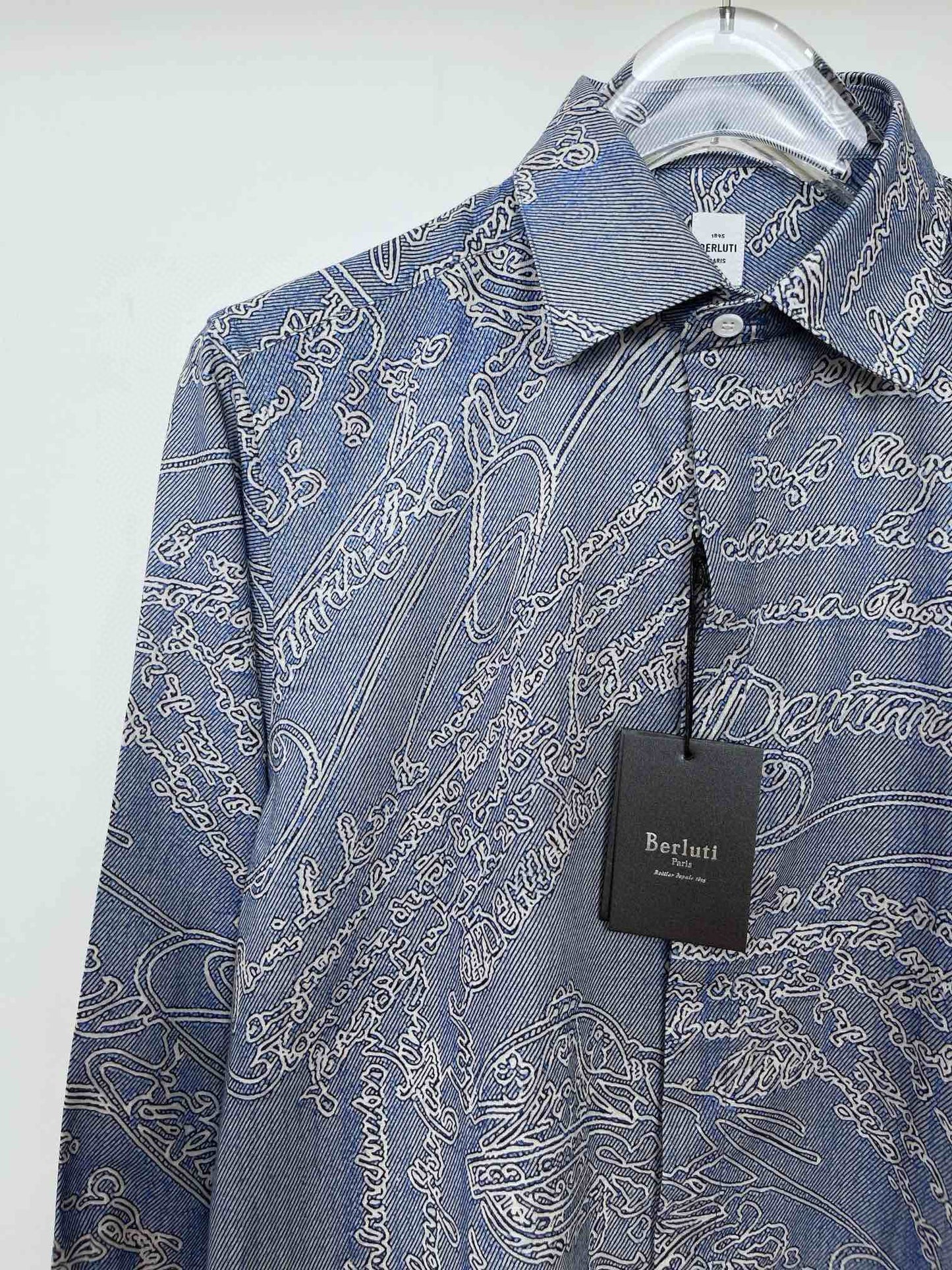 Camisa azul claro y gris