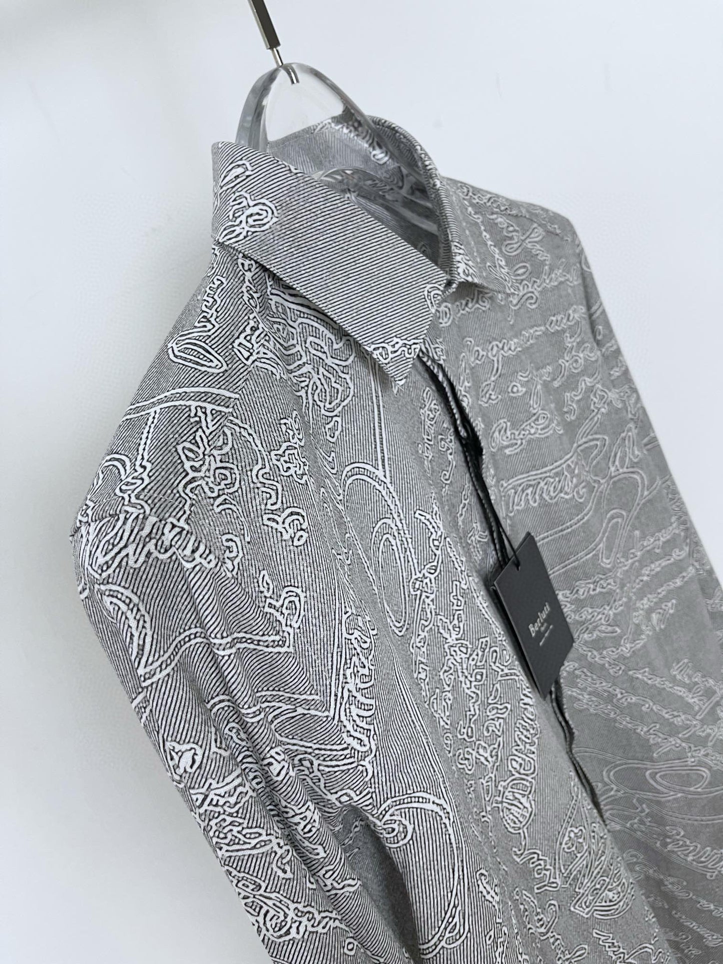 Camisa azul claro y gris