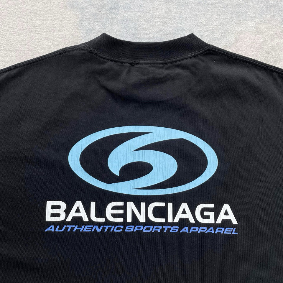 Schwarzes und graues T-Shirt