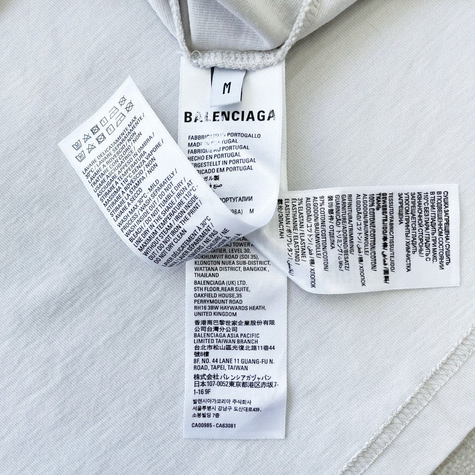 Schwarzes und graues T-Shirt