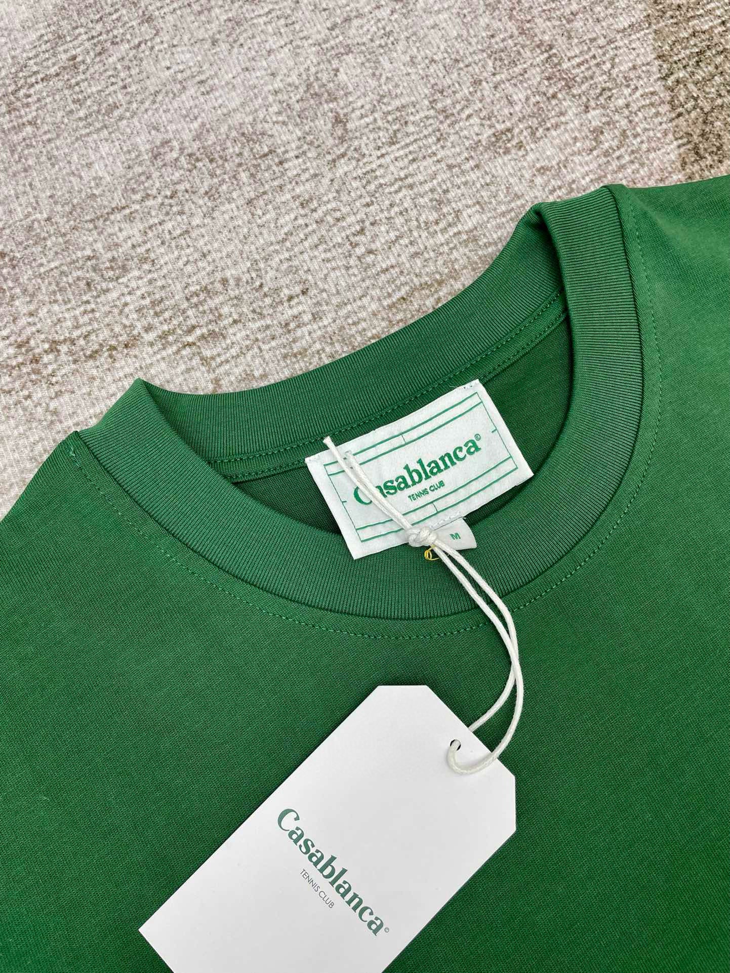 Grünes und schwarzes T-Shirt