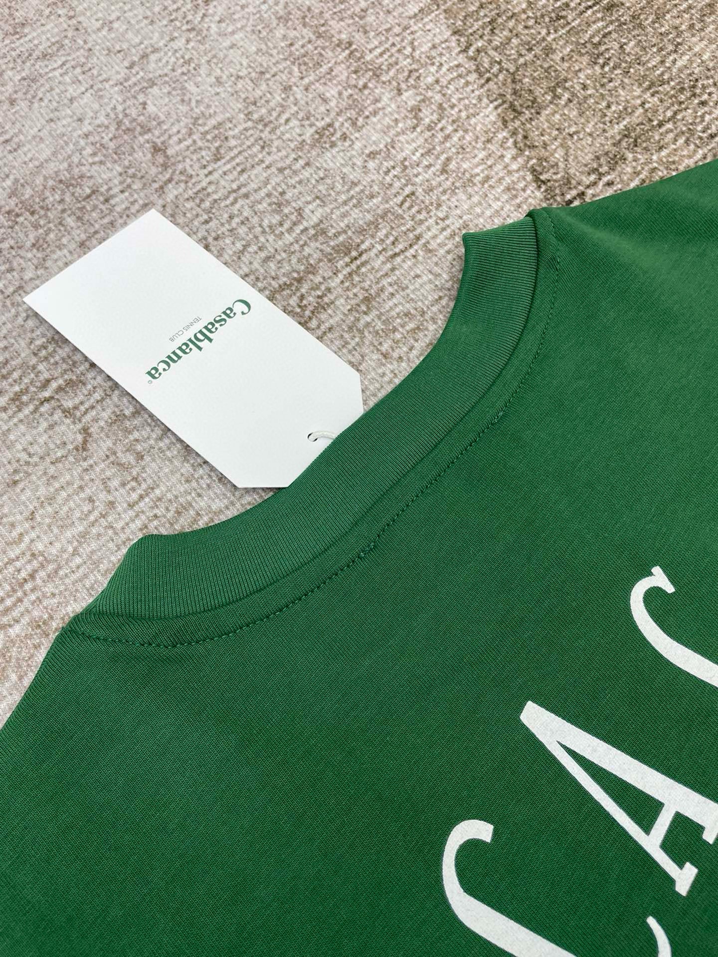 Grünes und schwarzes T-Shirt