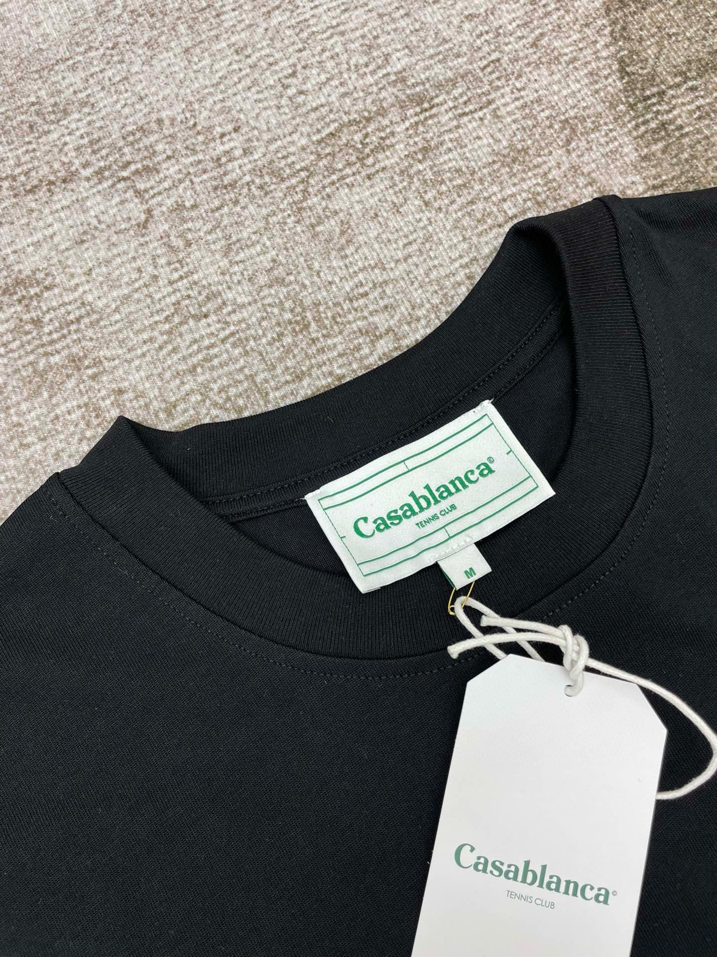 Grünes und schwarzes T-Shirt