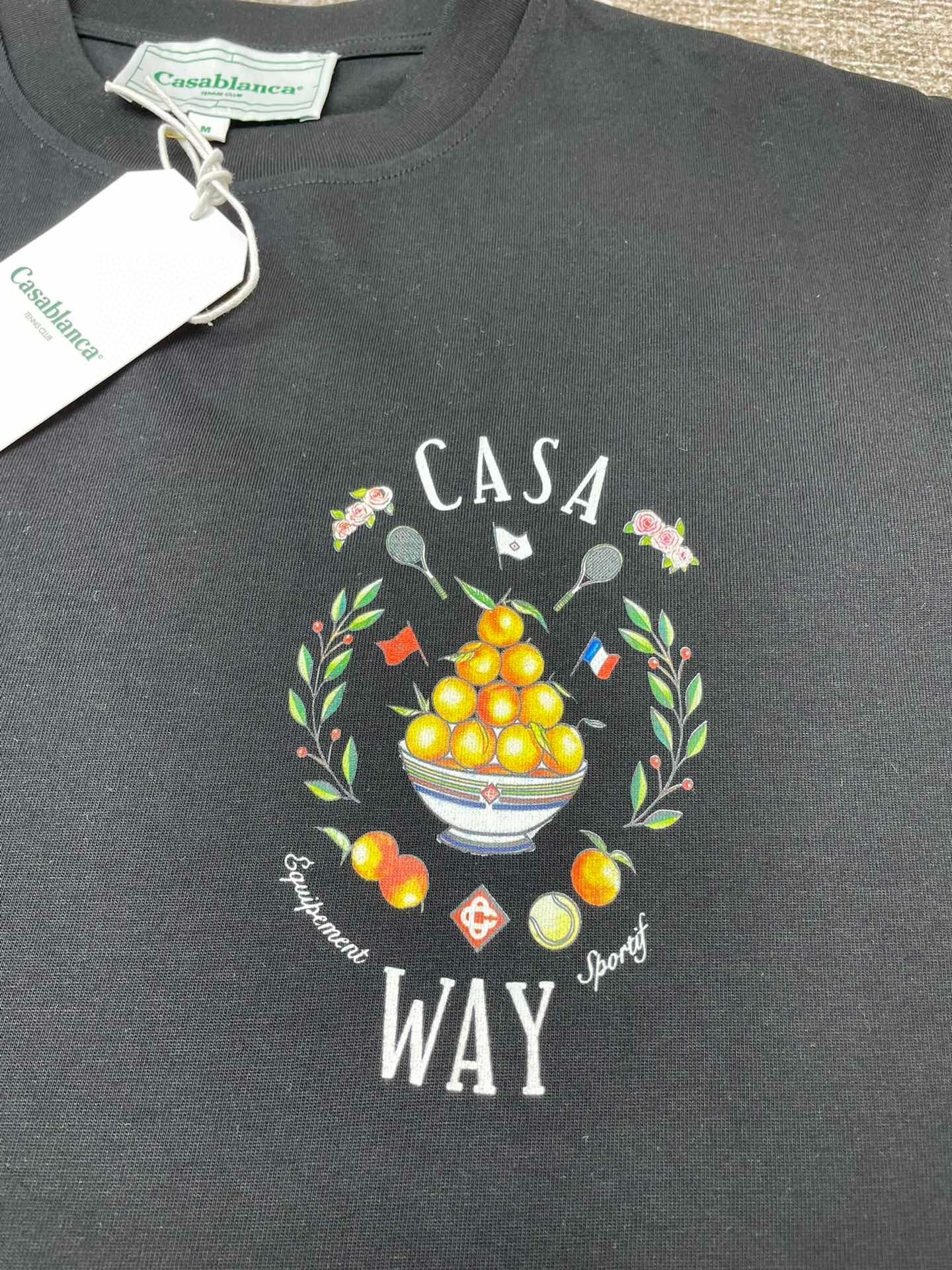 Grünes und schwarzes T-Shirt