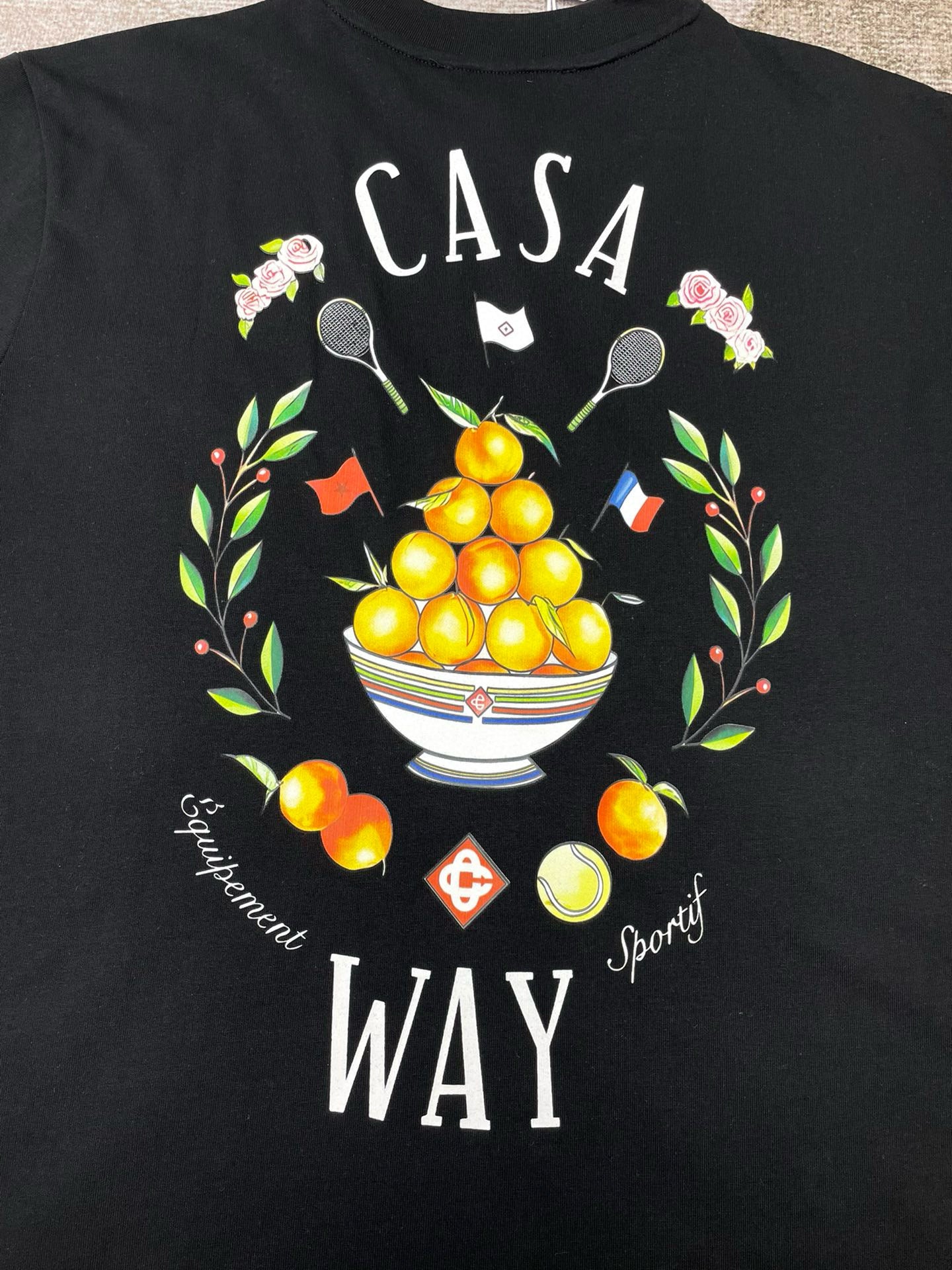 Grünes und schwarzes T-Shirt