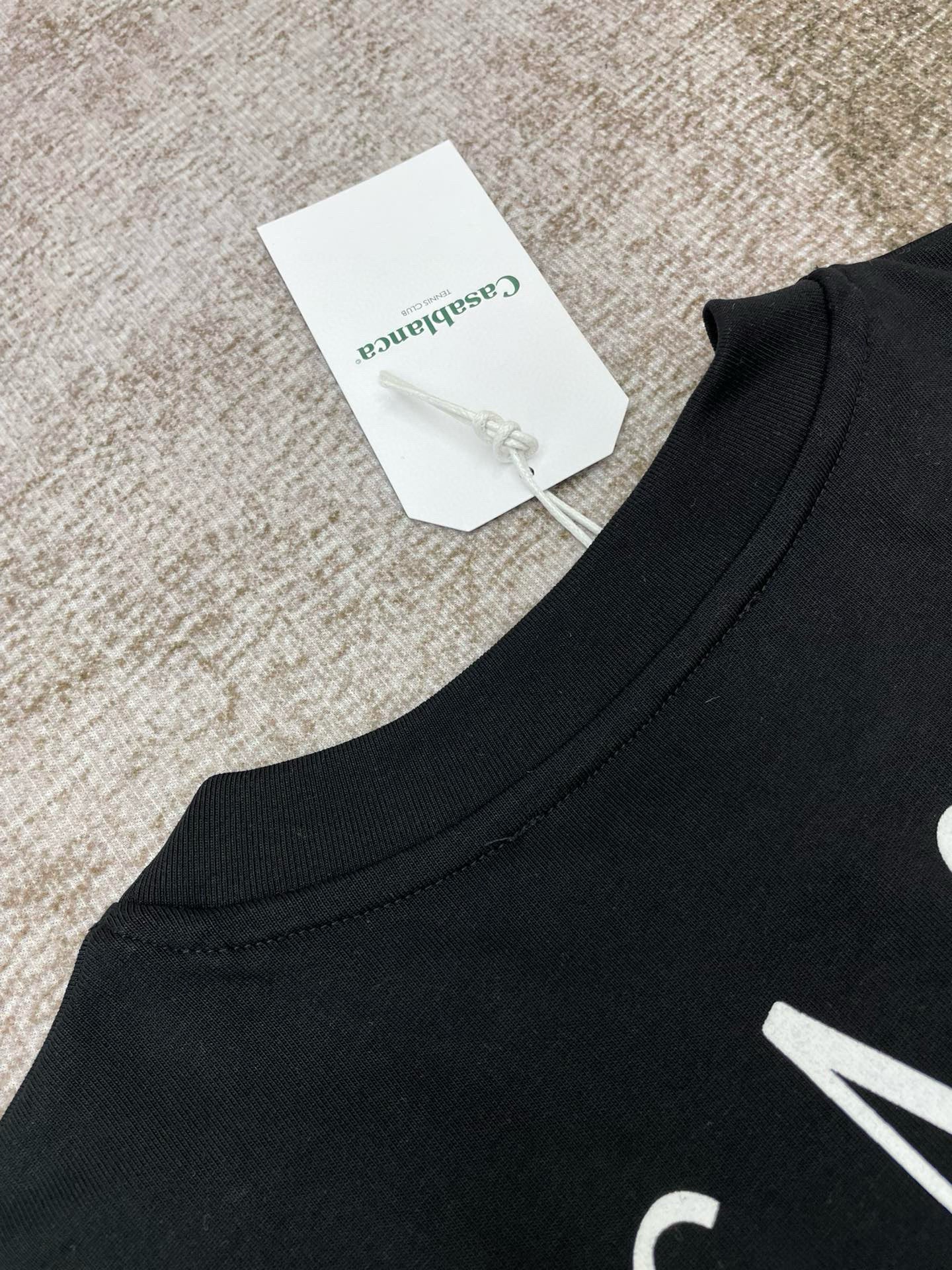 Grünes und schwarzes T-Shirt