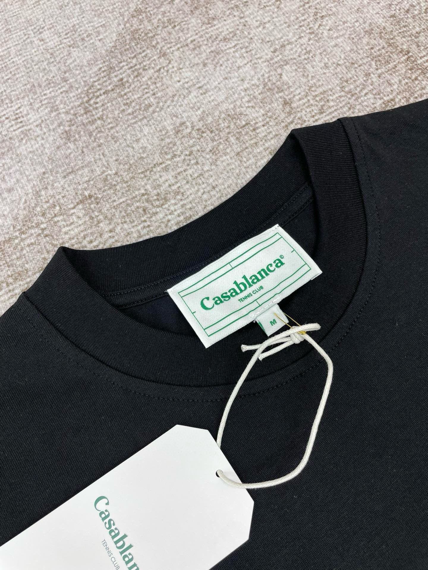 Schwarz-weißes T-Shirt