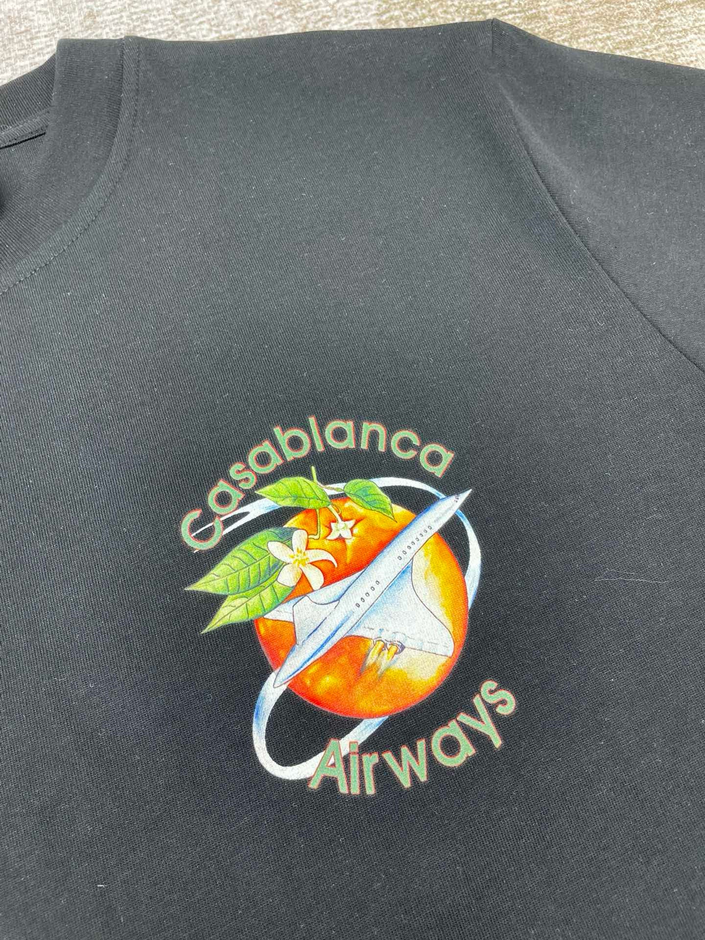 Schwarz-weißes T-Shirt