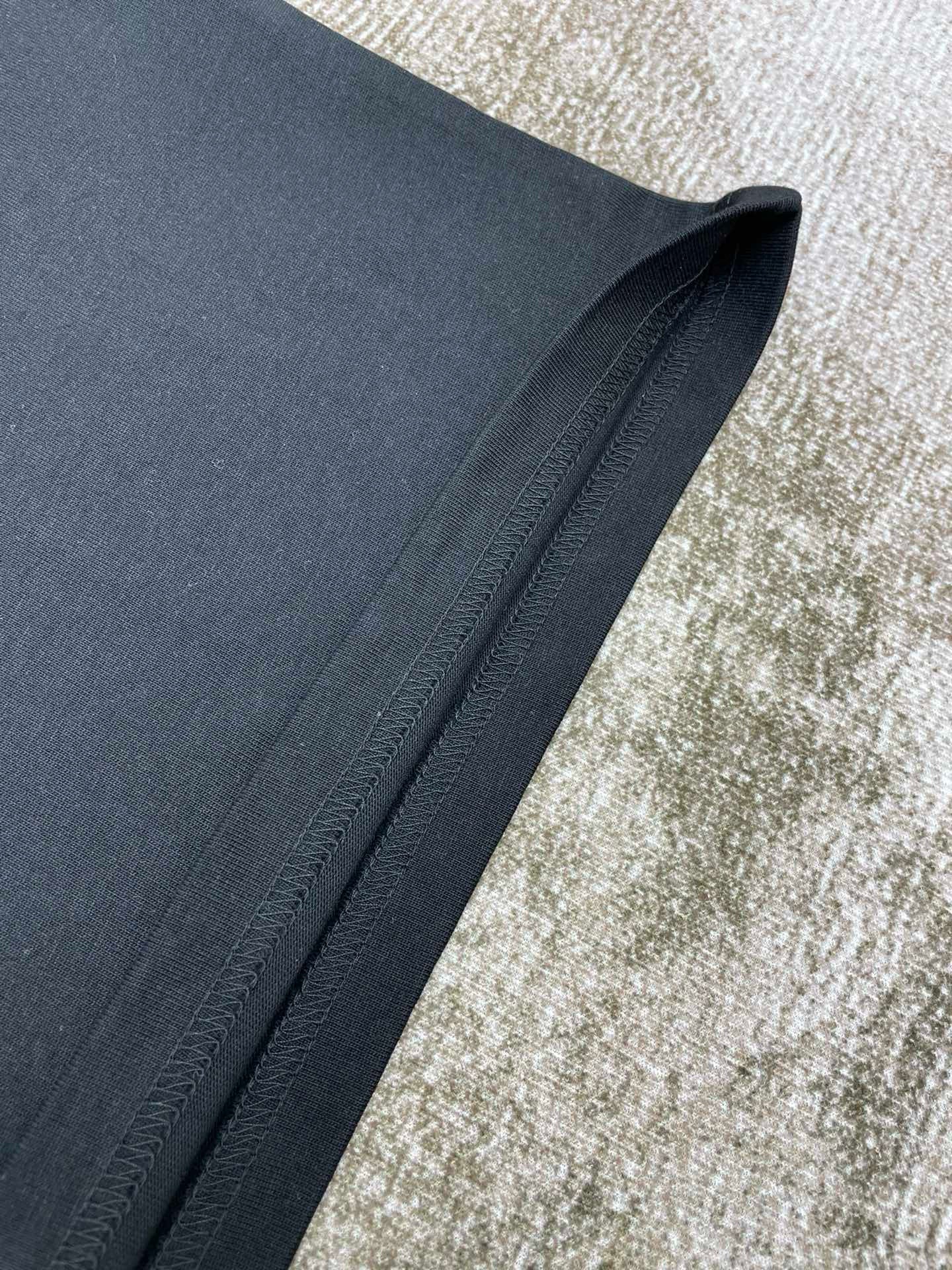 Schwarz-weißes T-Shirt