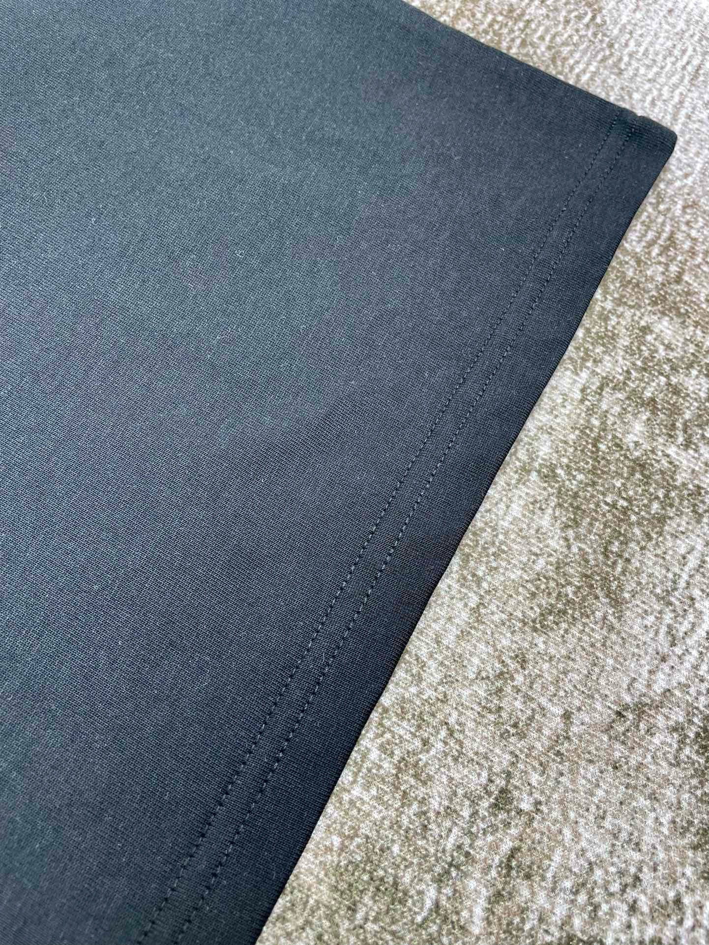 Schwarz-weißes T-Shirt