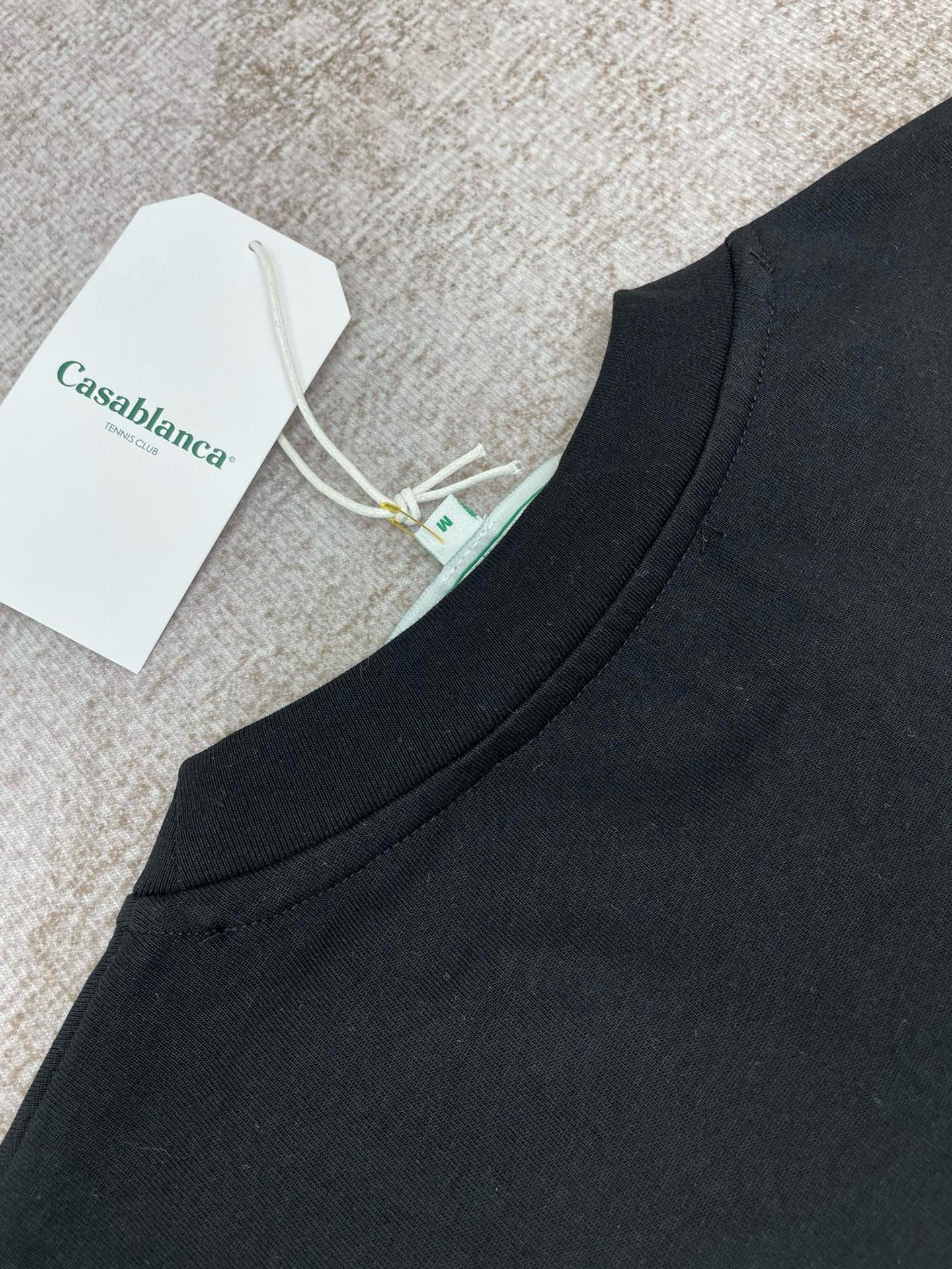 Schwarz-weißes T-Shirt