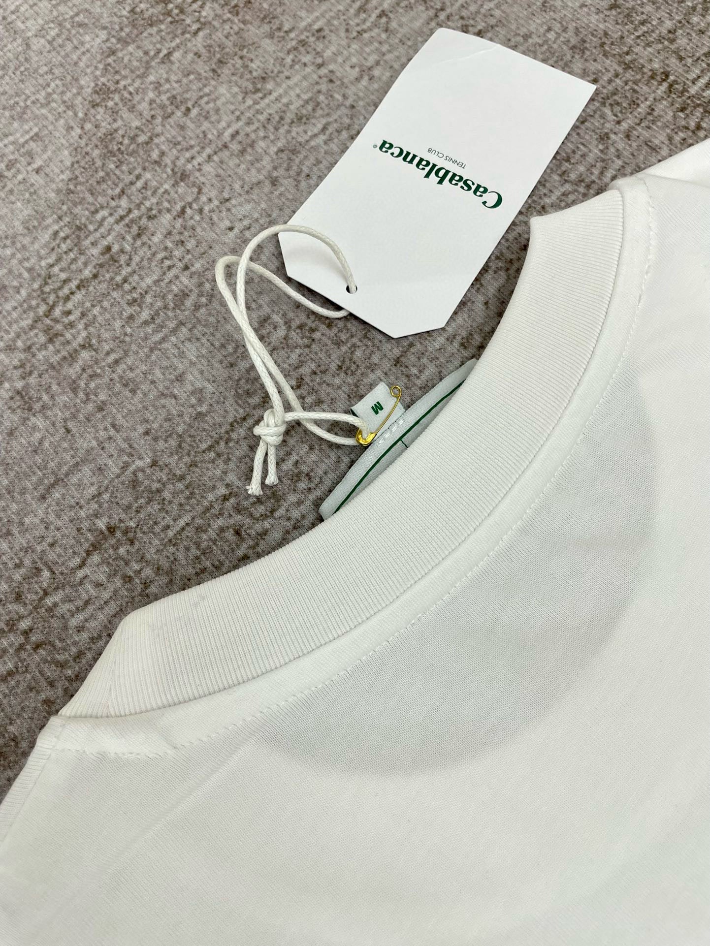 Schwarz-weißes T-Shirt