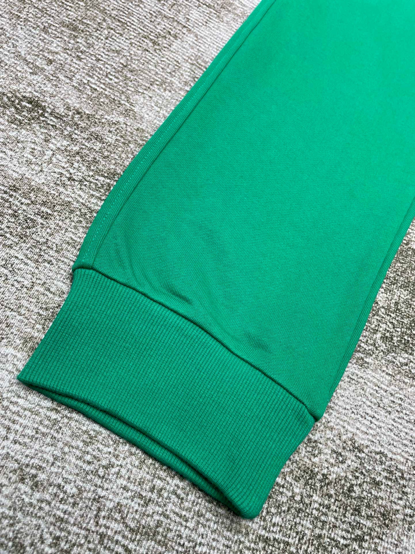 Grüne und schwarze Hose