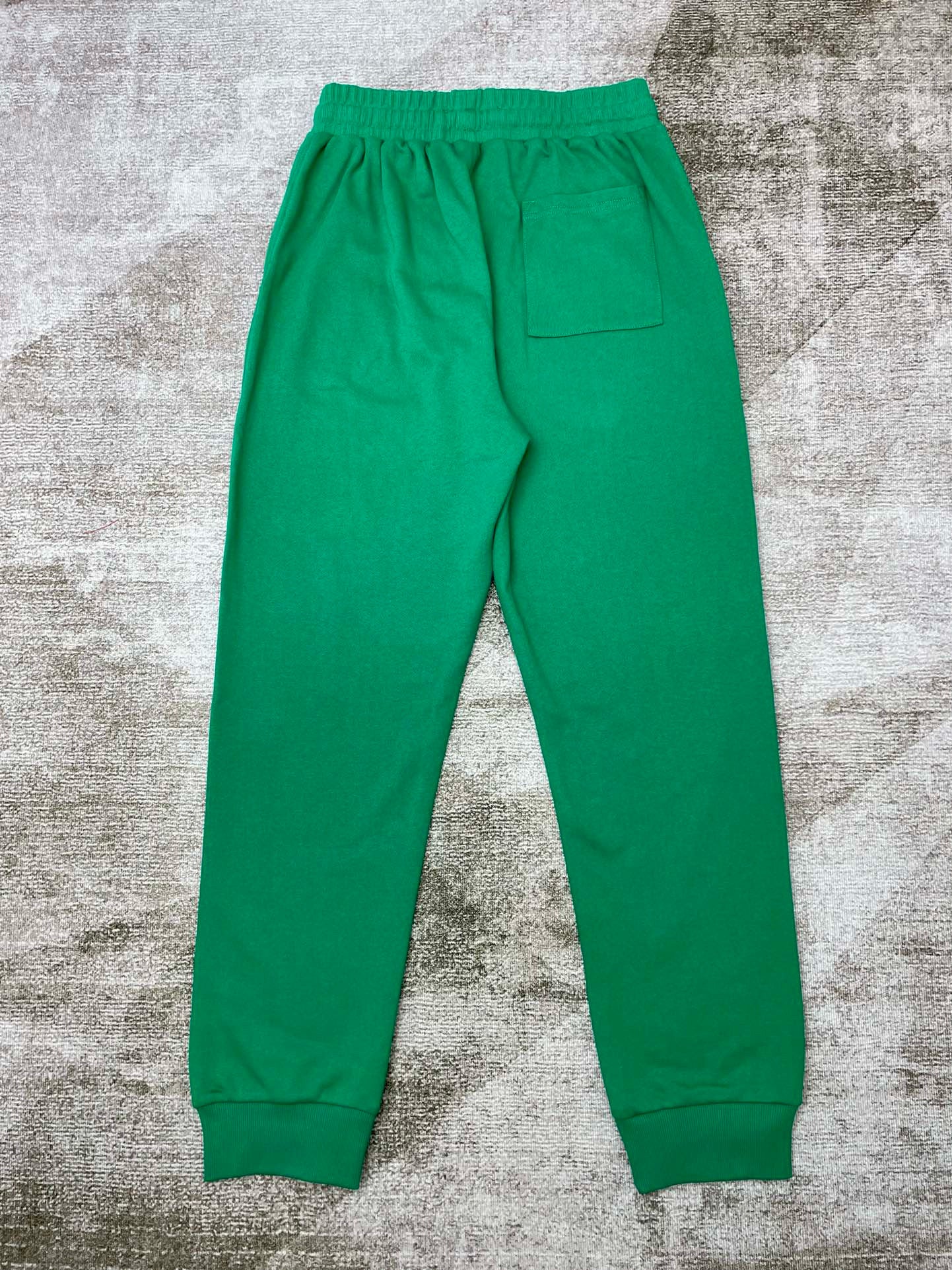 Grüne und schwarze Hose