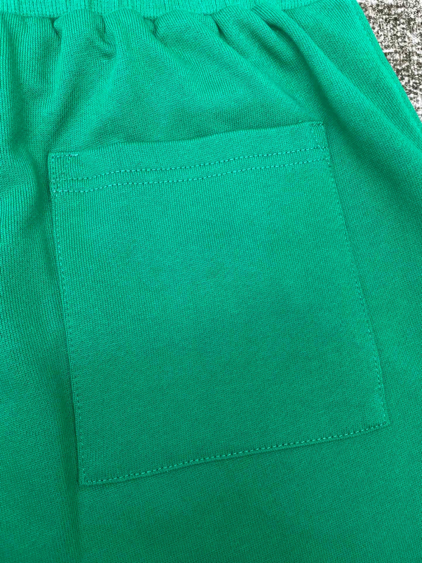Grüne und schwarze Hose