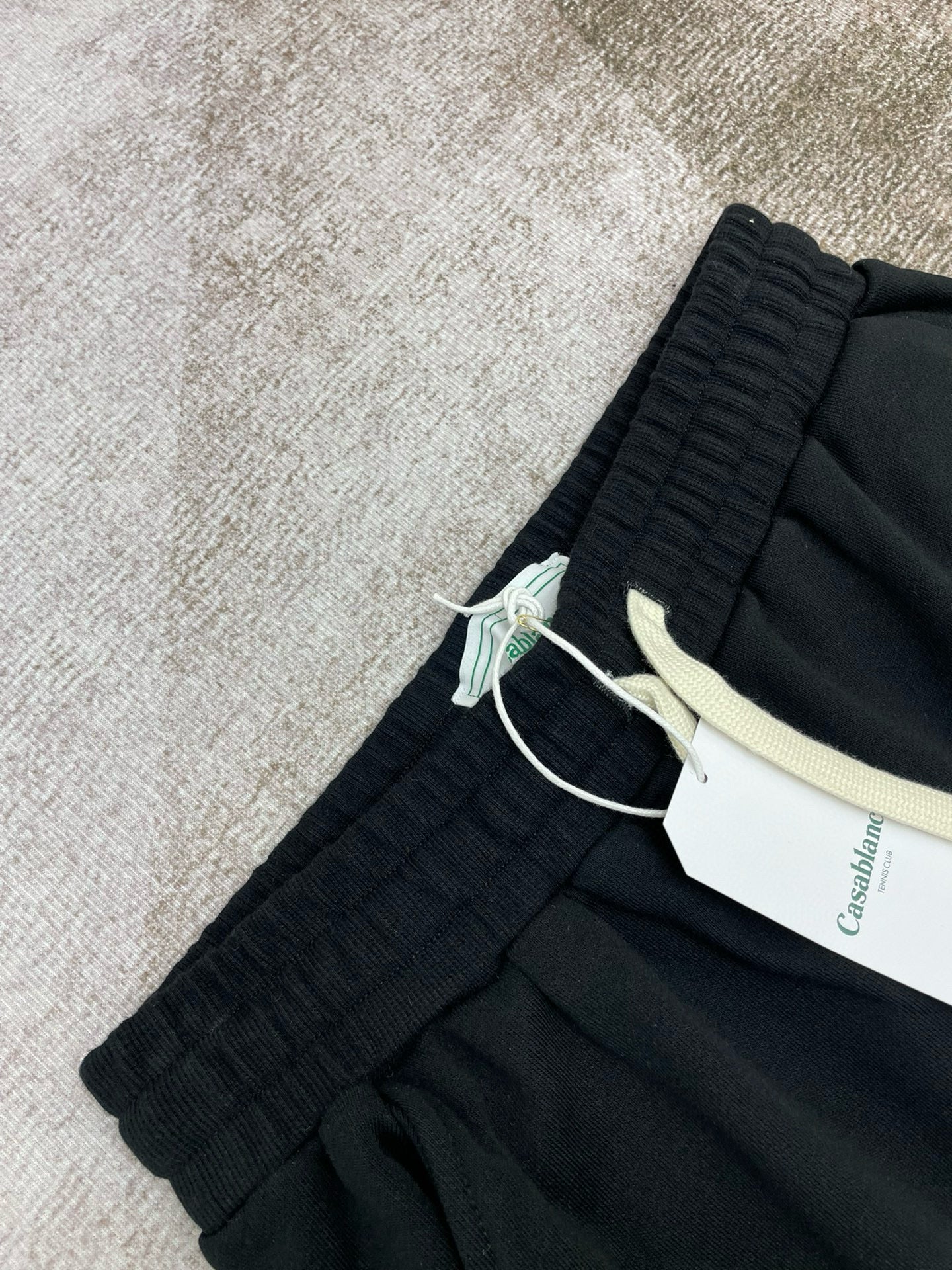 Grüne und schwarze Hose