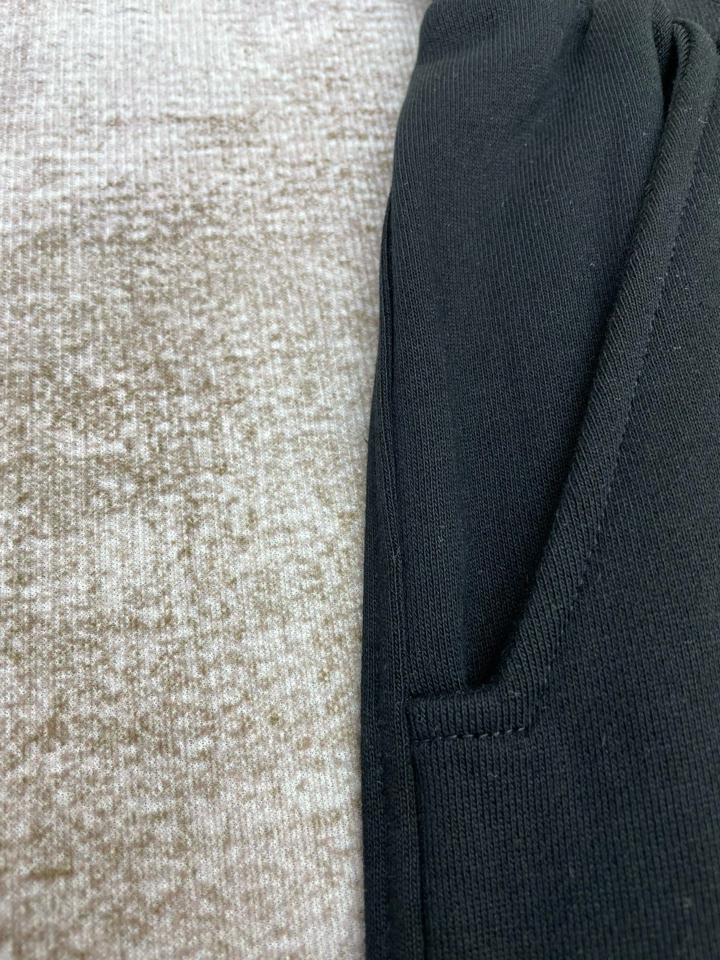 Grüne und schwarze Hose