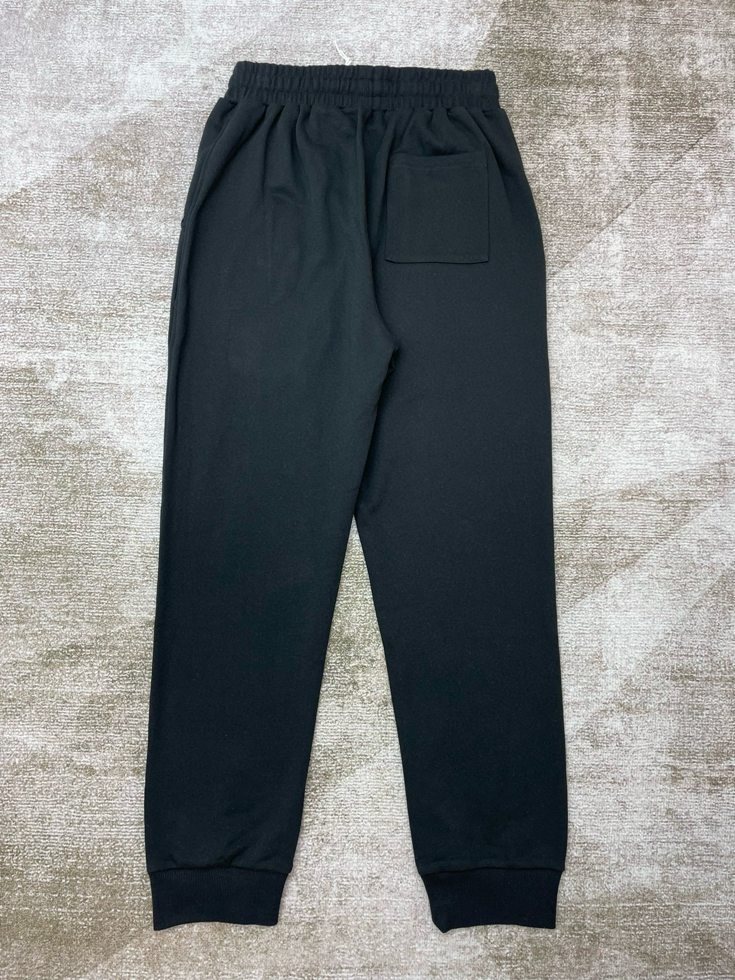 Grüne und schwarze Hose