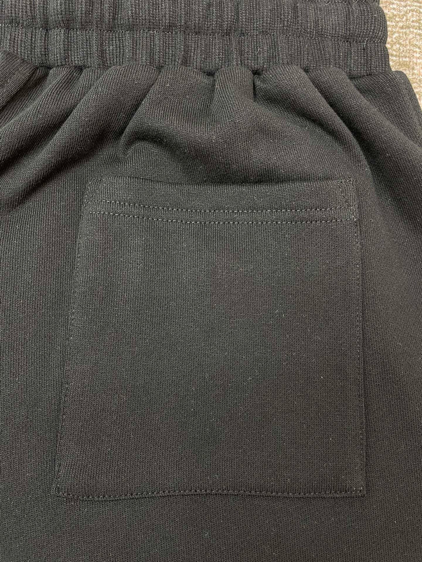 Grüne und schwarze Hose