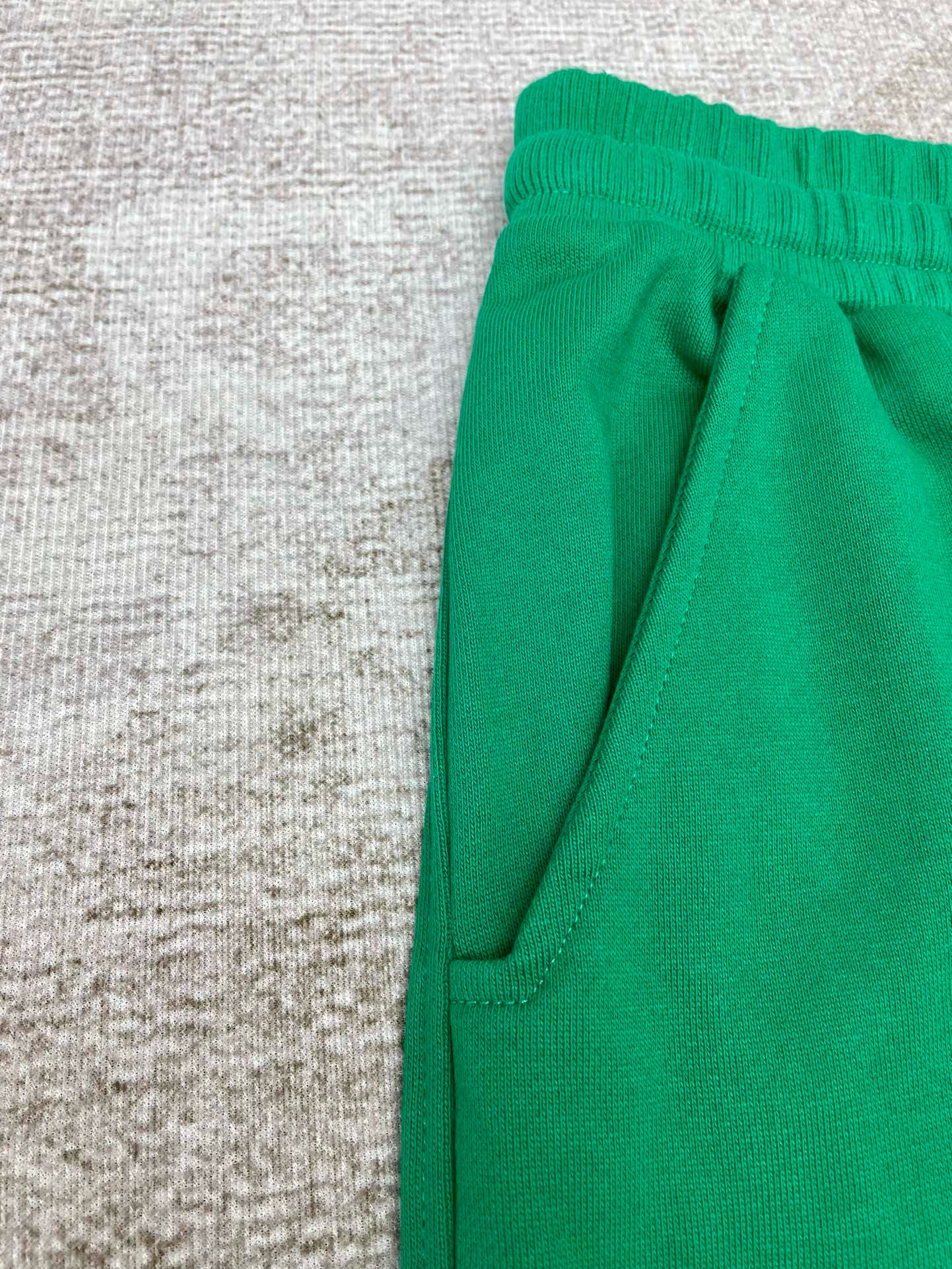 Grüne und schwarze Hose