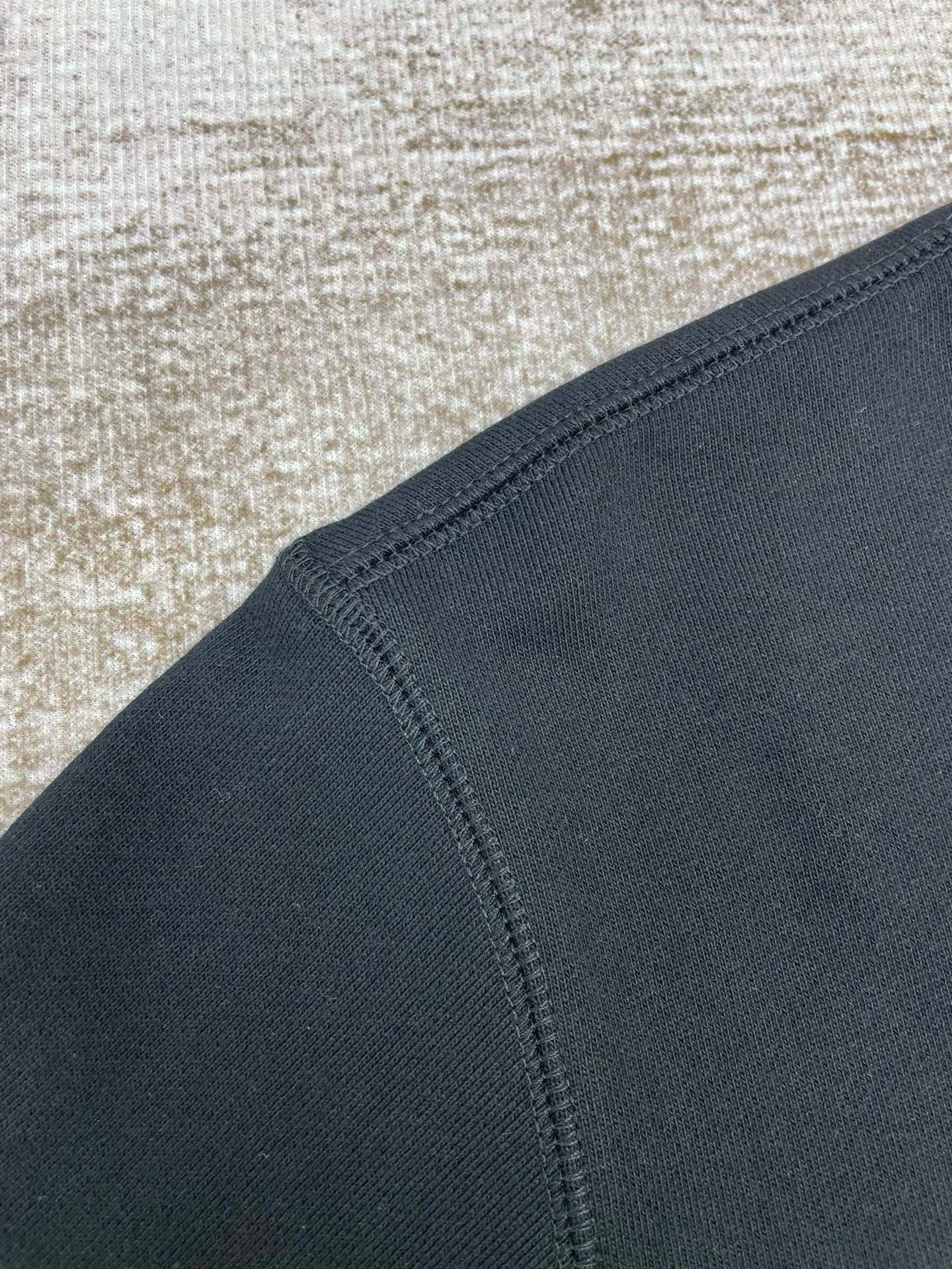 Grünes und schwarzes Sweatshirt