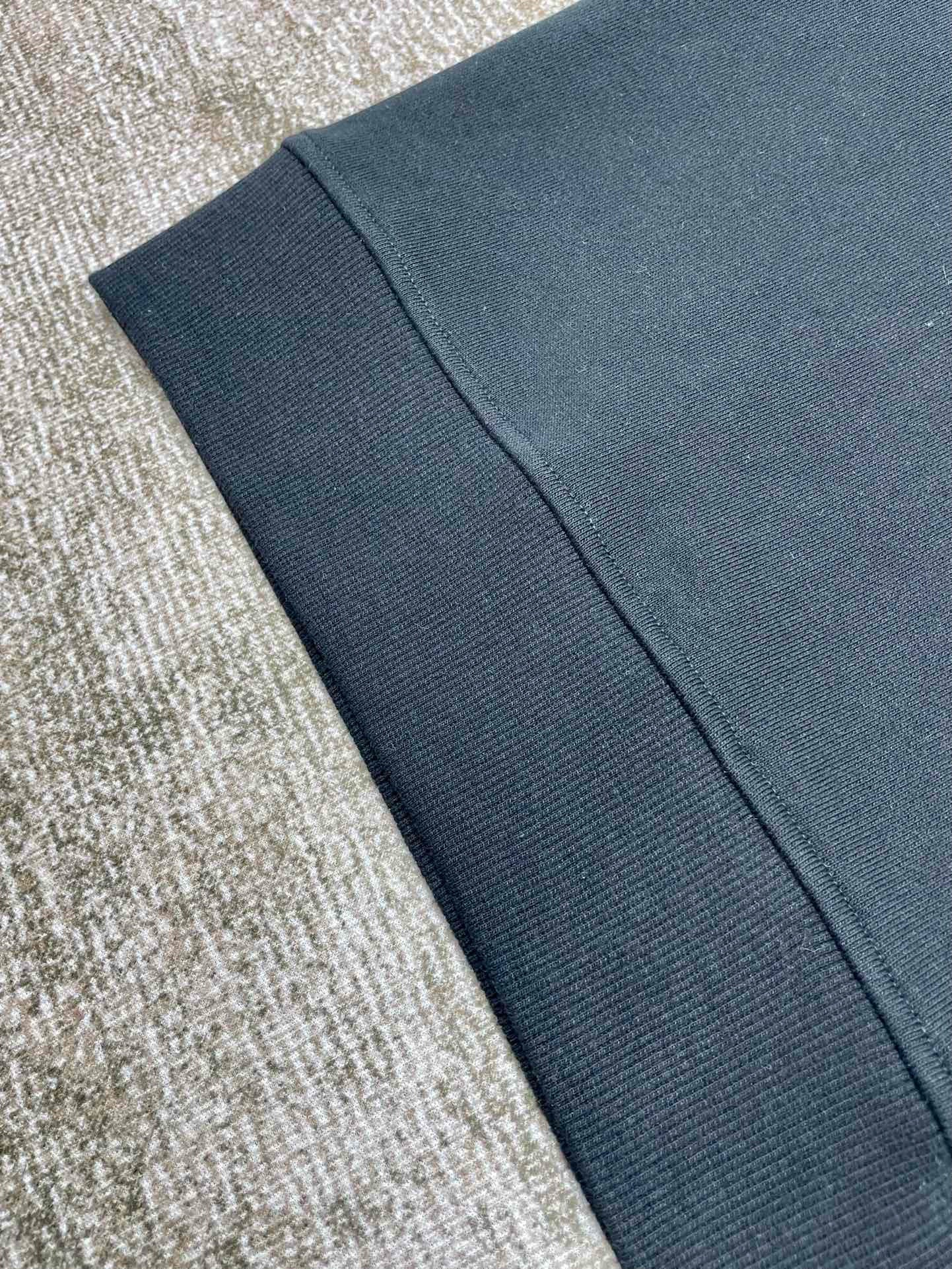 Grünes und schwarzes Sweatshirt